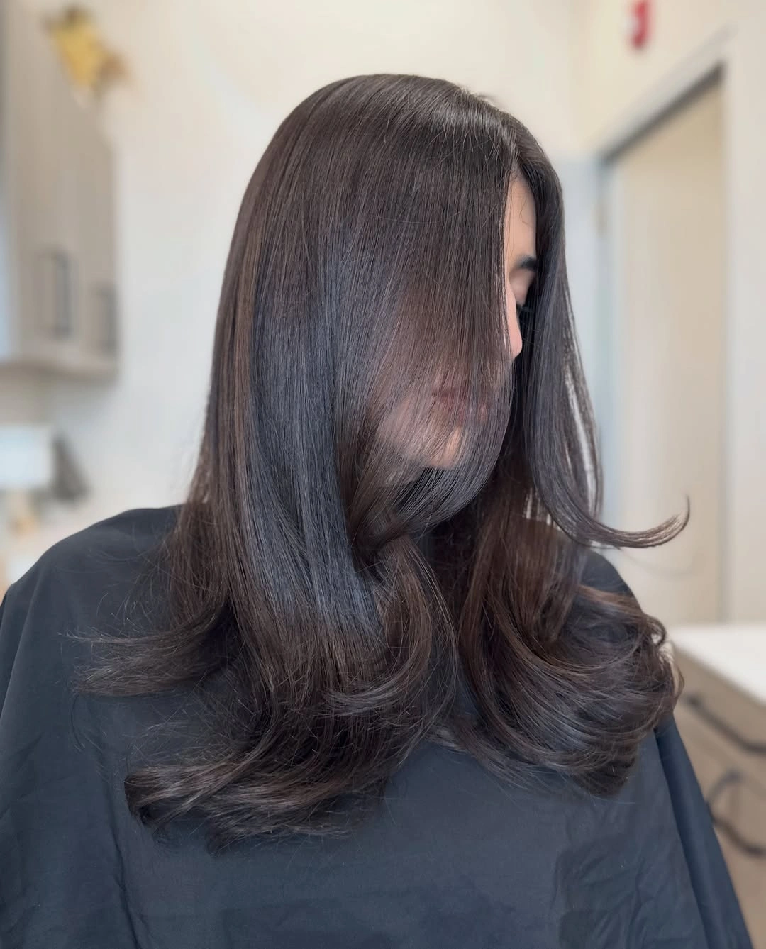 Smooth medium brunette hair with smoky shine and curled ends
