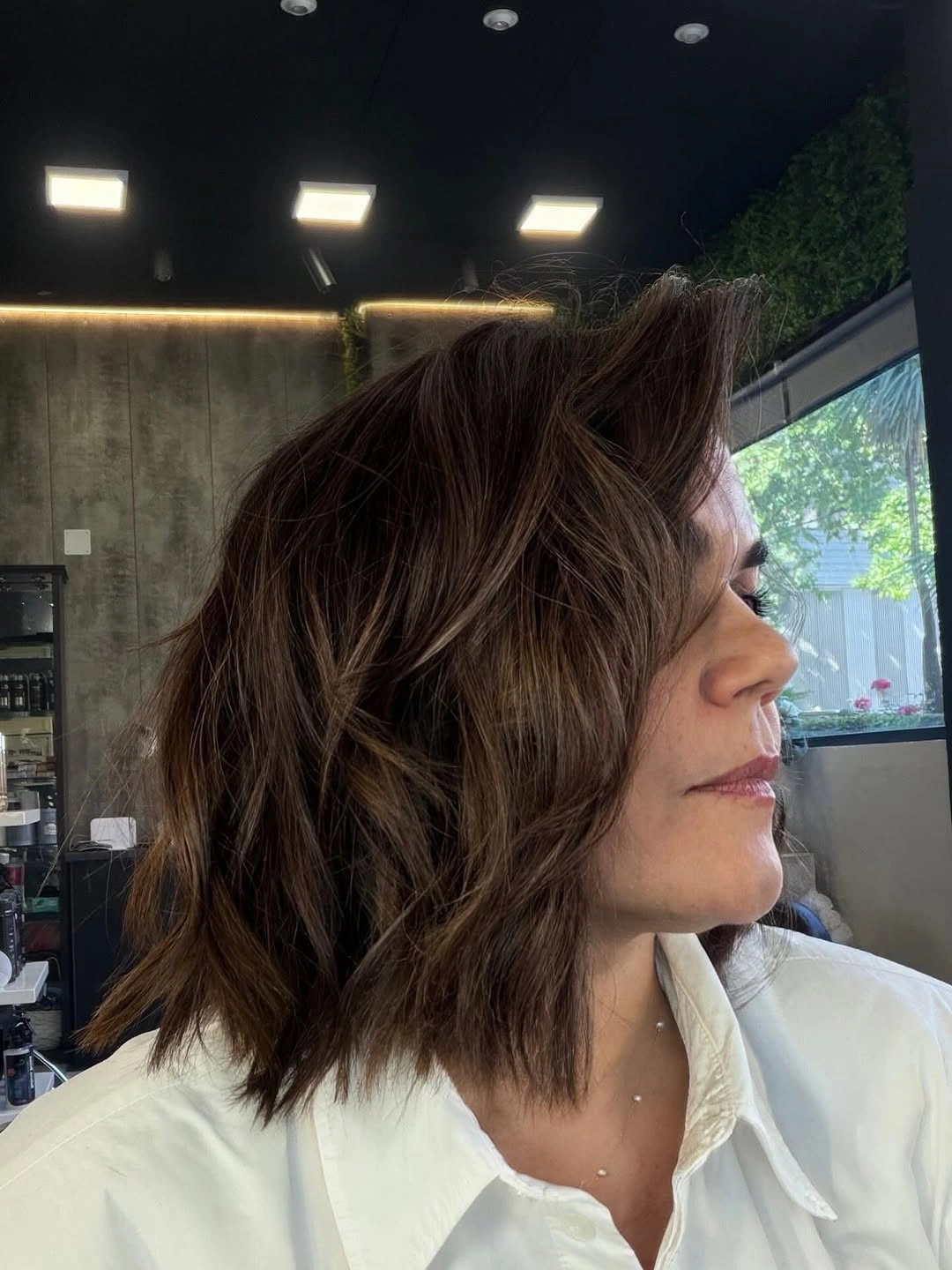 Short wavy brunette hair with warm chestnut pieces