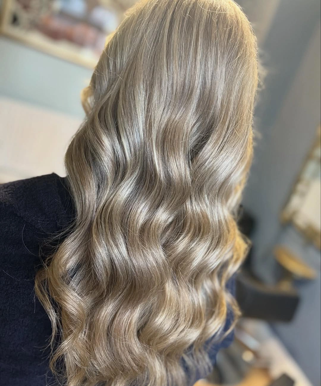 Long ash beige blonde waves with reflective pale pieces