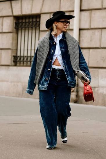 Denim-on-Denim with a Draped Sweater and Cowboy Hat Denim-on-Denim with a Draped Sweater and Cowboy Hat — Western Winter Outfits