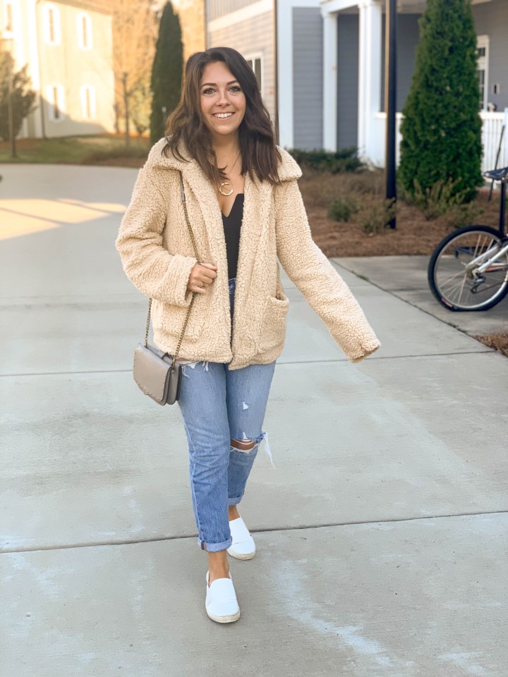 Casual Beige Teddy Jacket with Black Top and Cuffed Jeans Casual Beige Teddy Jacket with Black Top and Cuffed Jeans — Teddy Coat Outfits