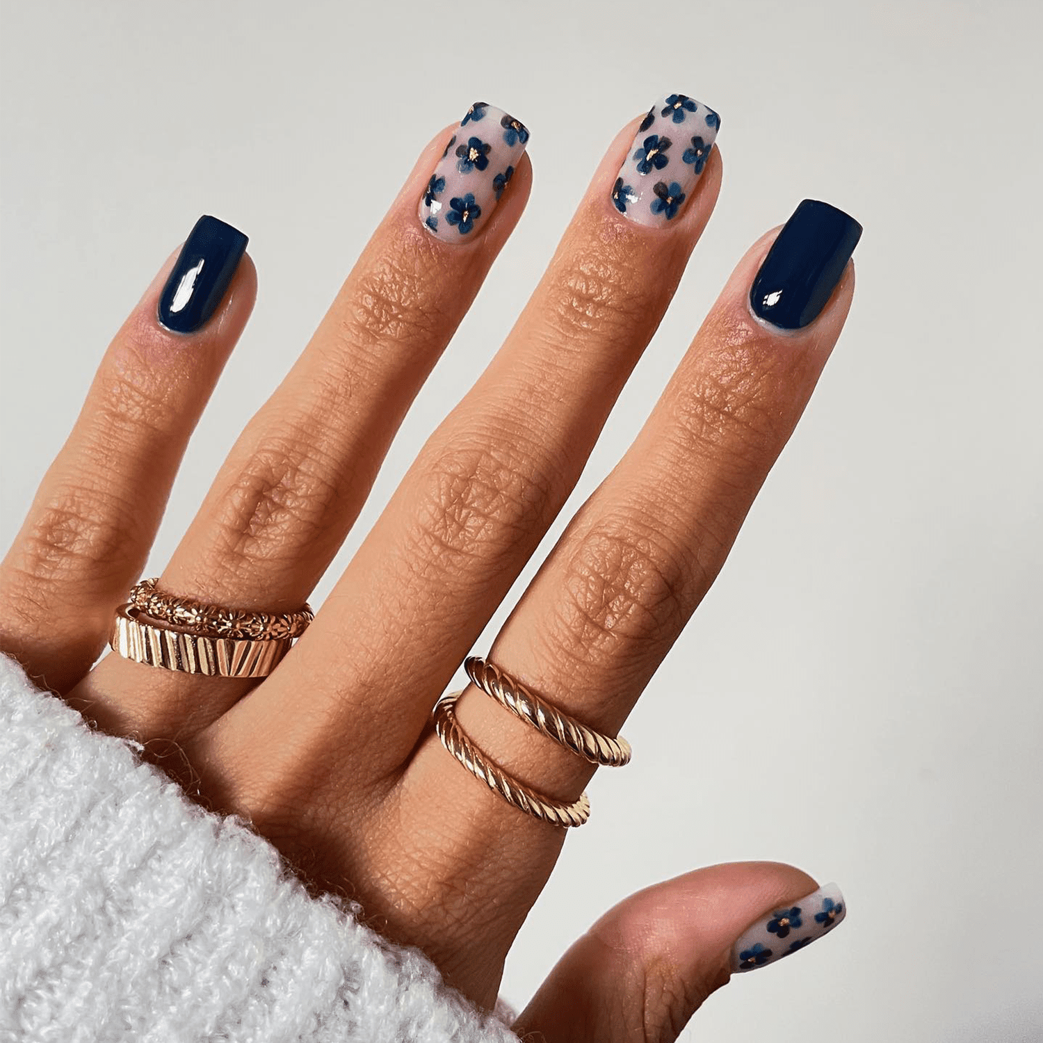 Navy Floral Accent Square Nails Navy Floral Accent Square Nails — Short Winter Square Nails