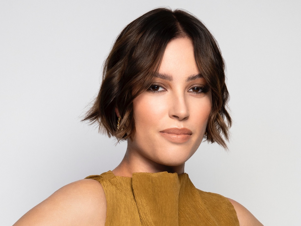 Wavy Chin Bob With Subtle Highlights — Winter Hairstyles for Short Hair
