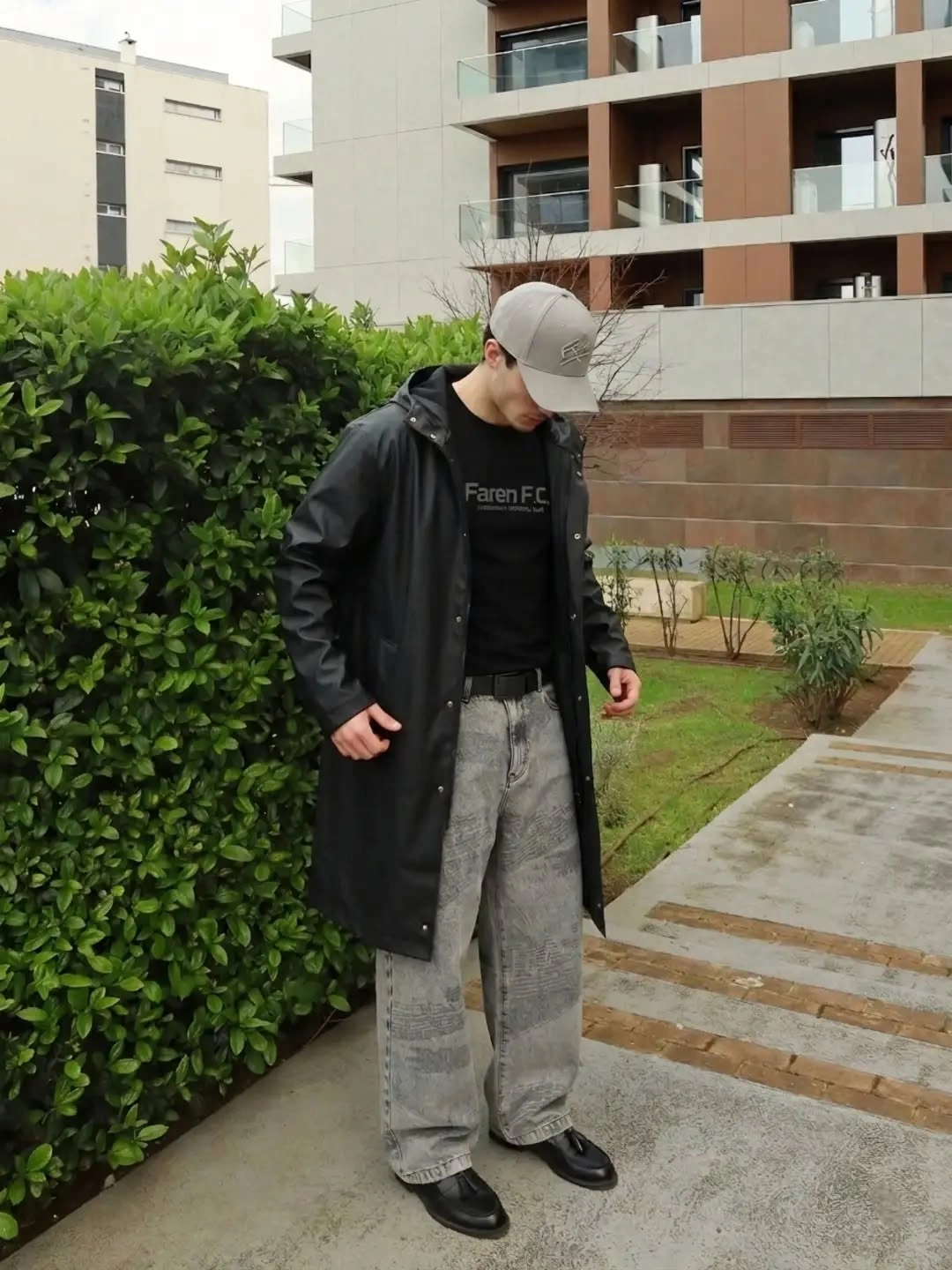 Dark zip layer with faded gray loose jeans and black shoes