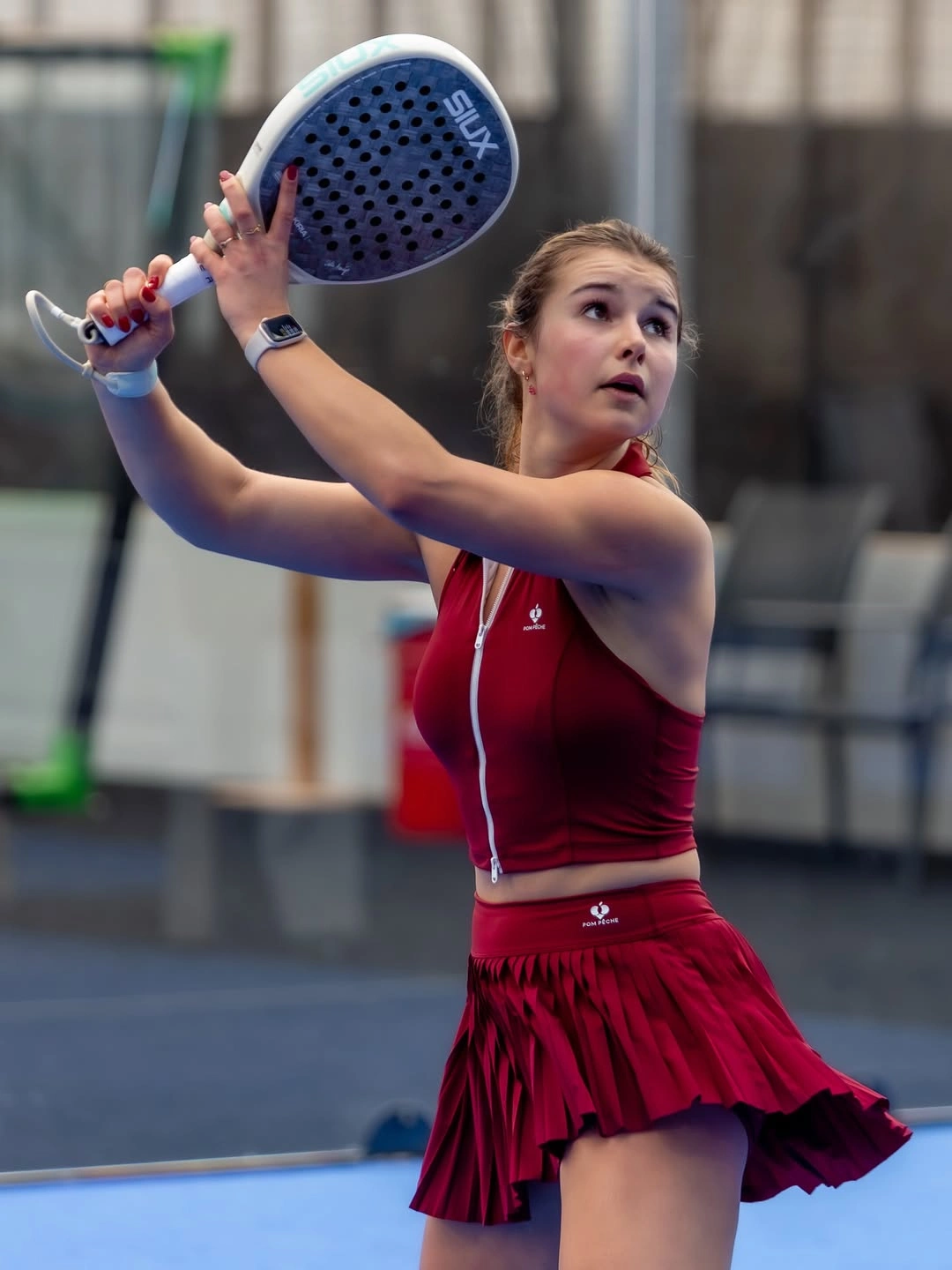 Burgundy sleeveless top and pleated skirt for women playing padel