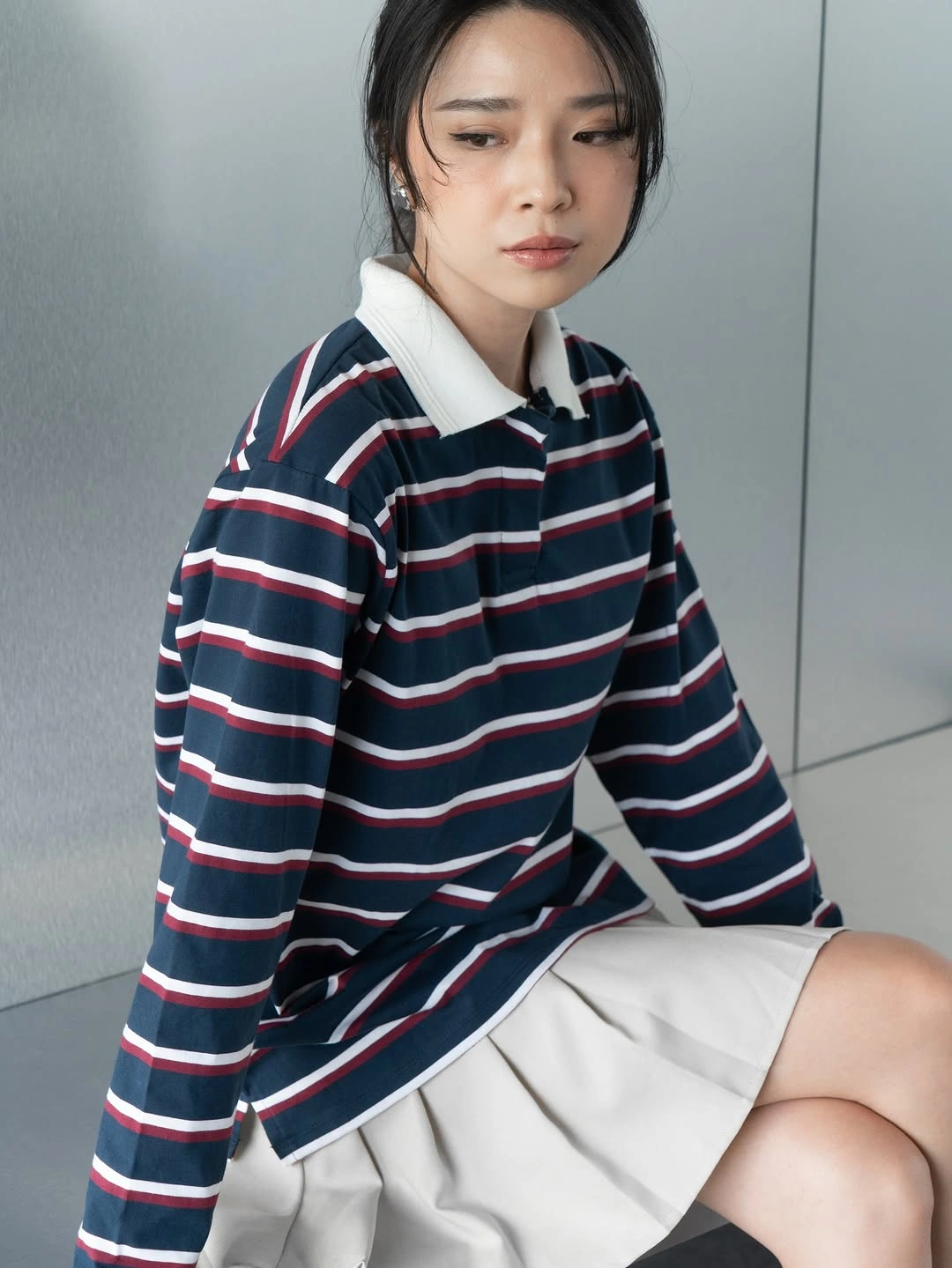 Oversized navy rugby shirt with white skirt for padel warm-up