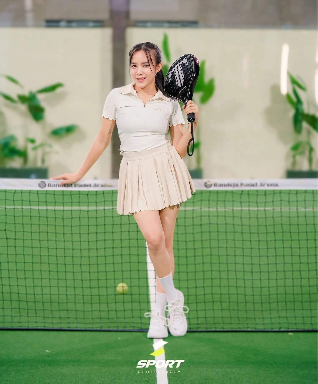 Cream polo and pleated skirt for a women’s padel outfit