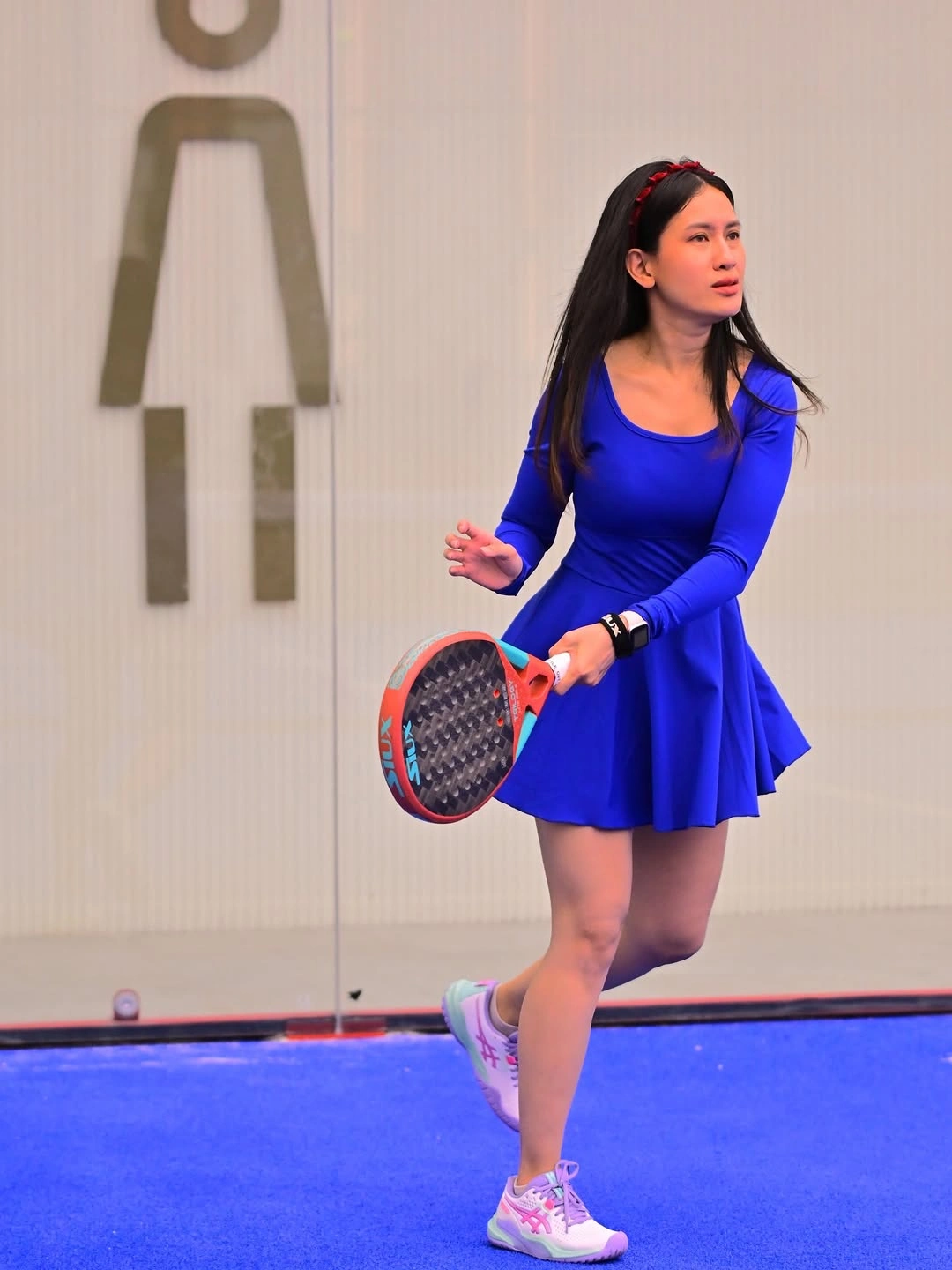 Royal blue long-sleeve top and skirt for women’s padel