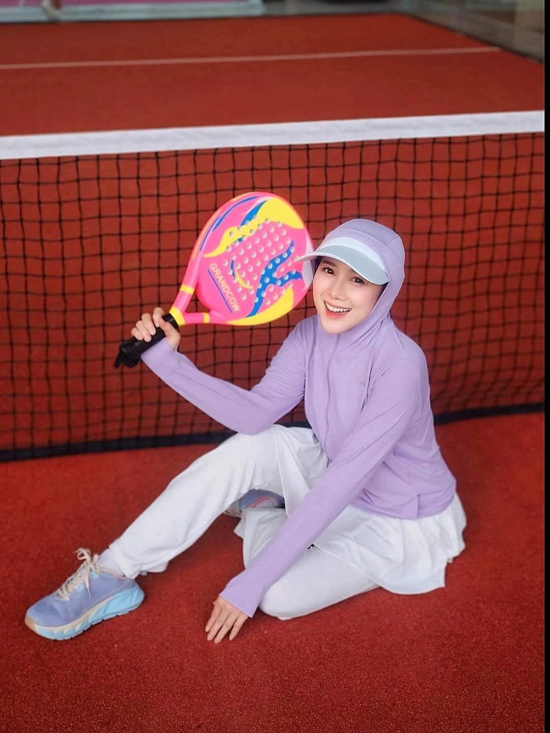 Lilac high-neck top with white skirt and trousers for padel