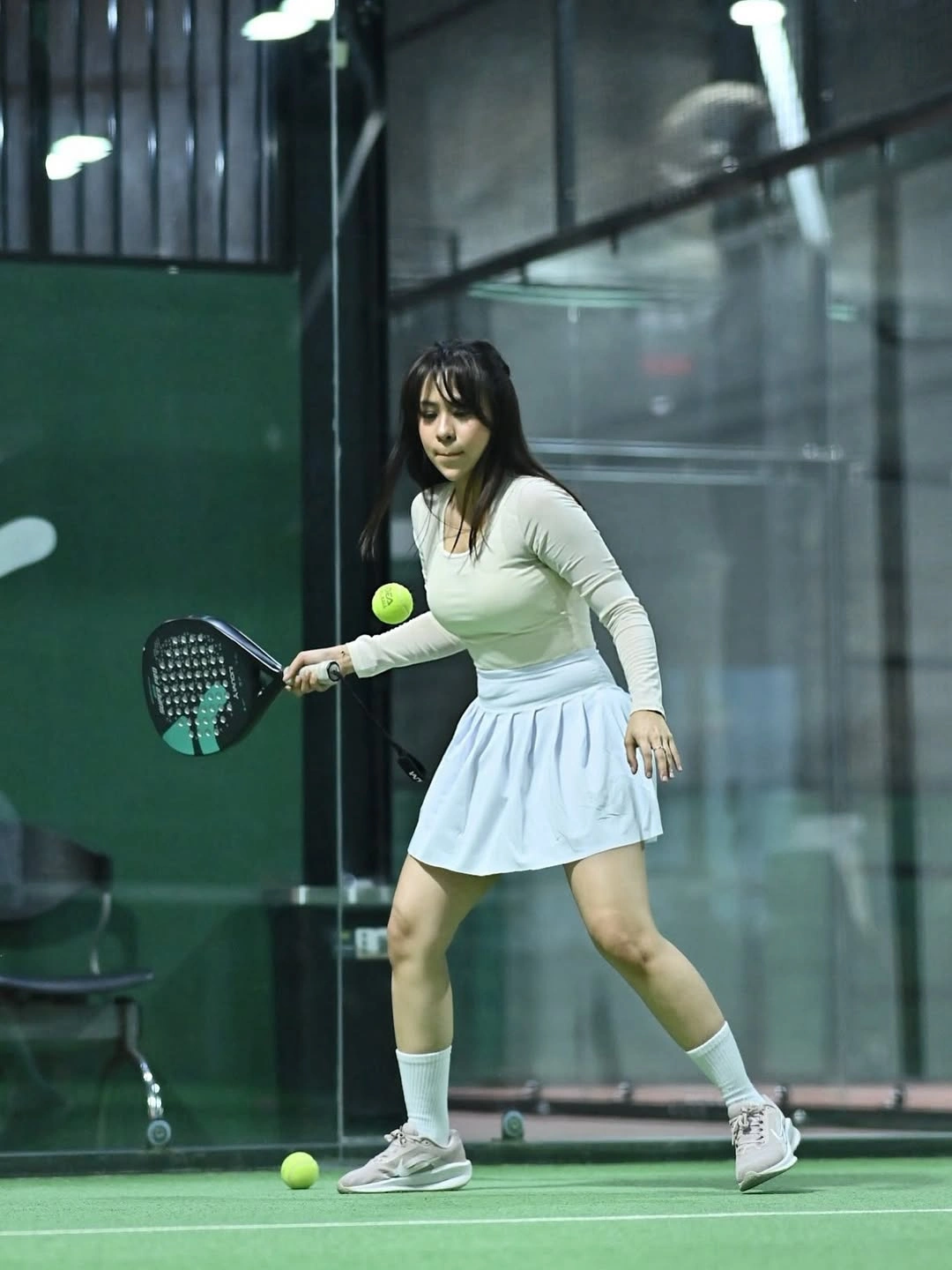 White long-sleeve top and pleated skirt for women playing padel