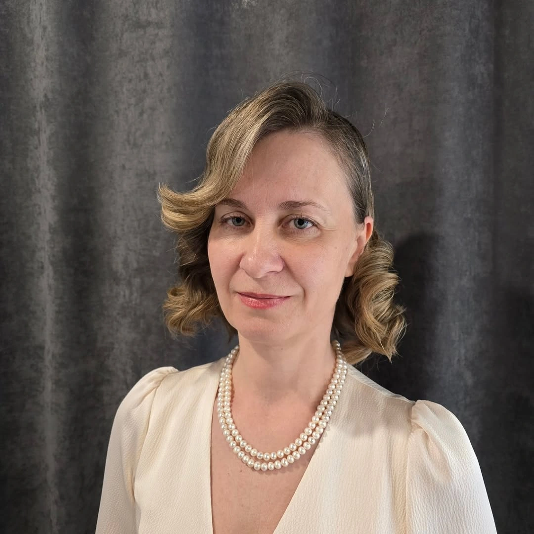 Front view of blonde short wavy bob