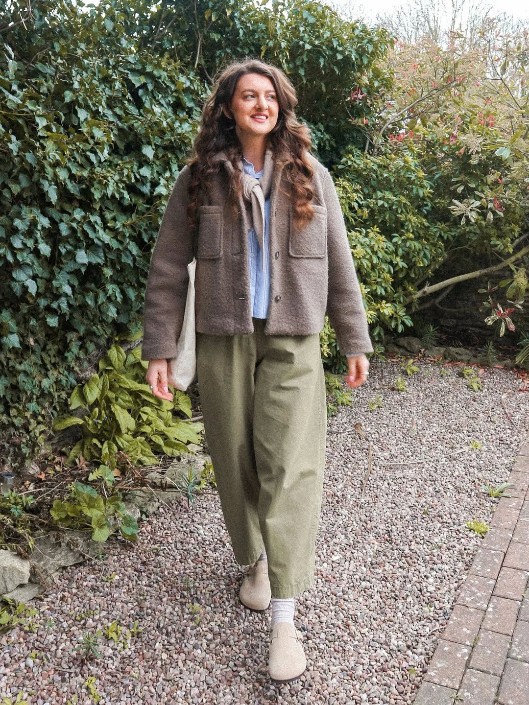 Taupe pocket jacket with olive trousers and beige shoes