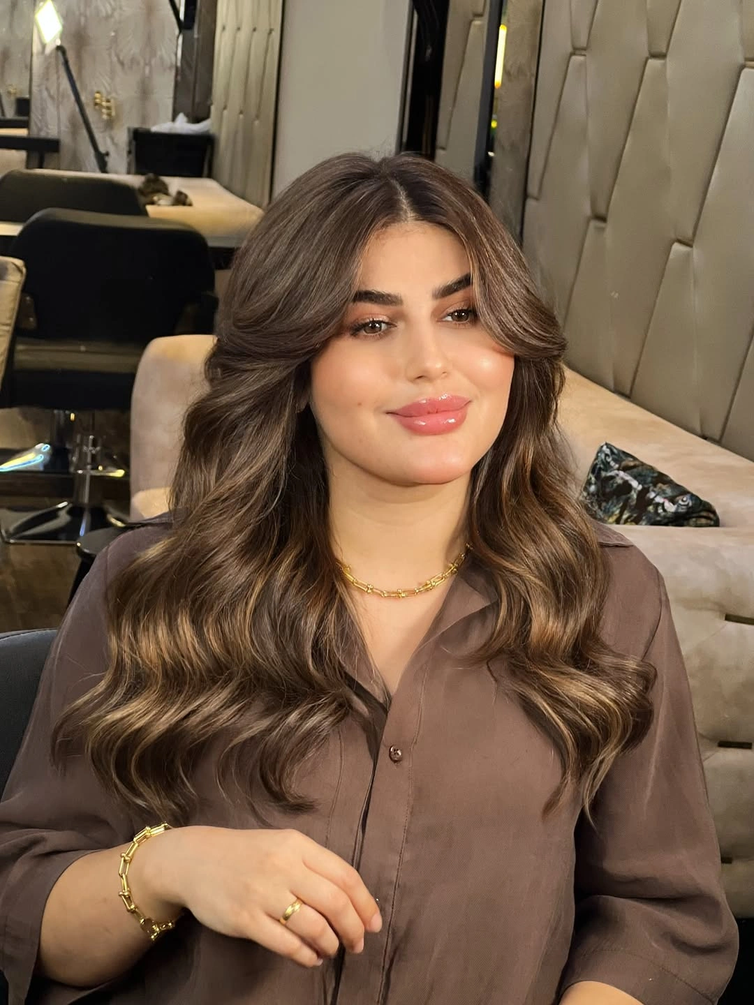 Chestnut waves with beige front highlights and center part