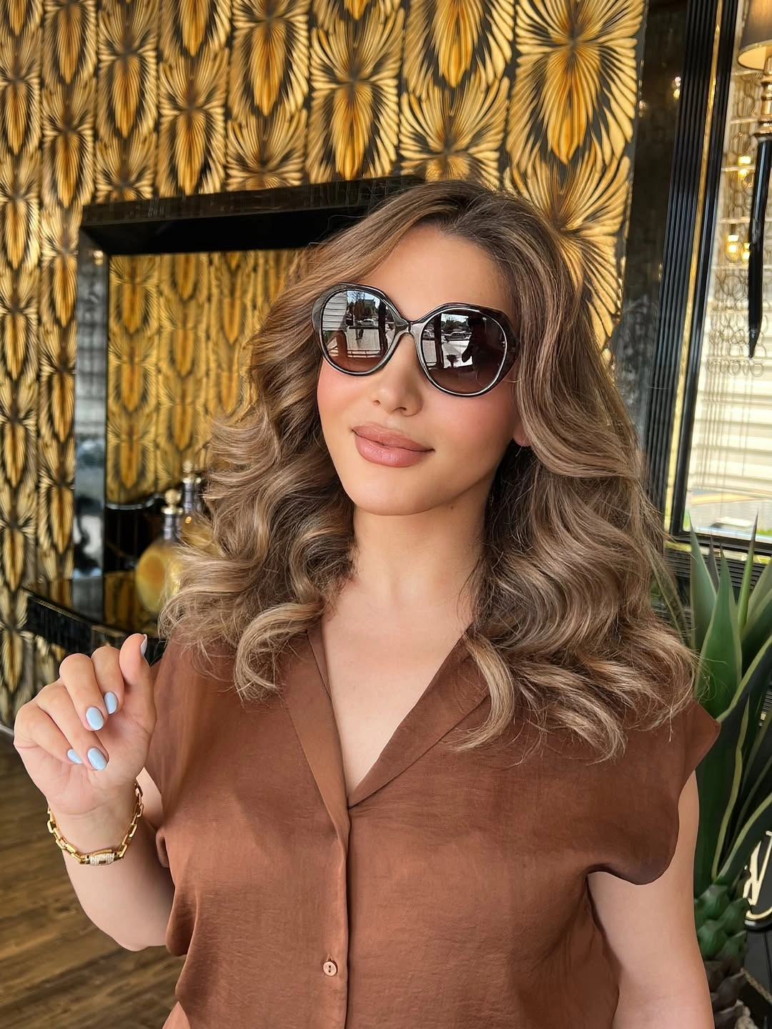 Warm bronde waves with beige gold face-framing ribbons