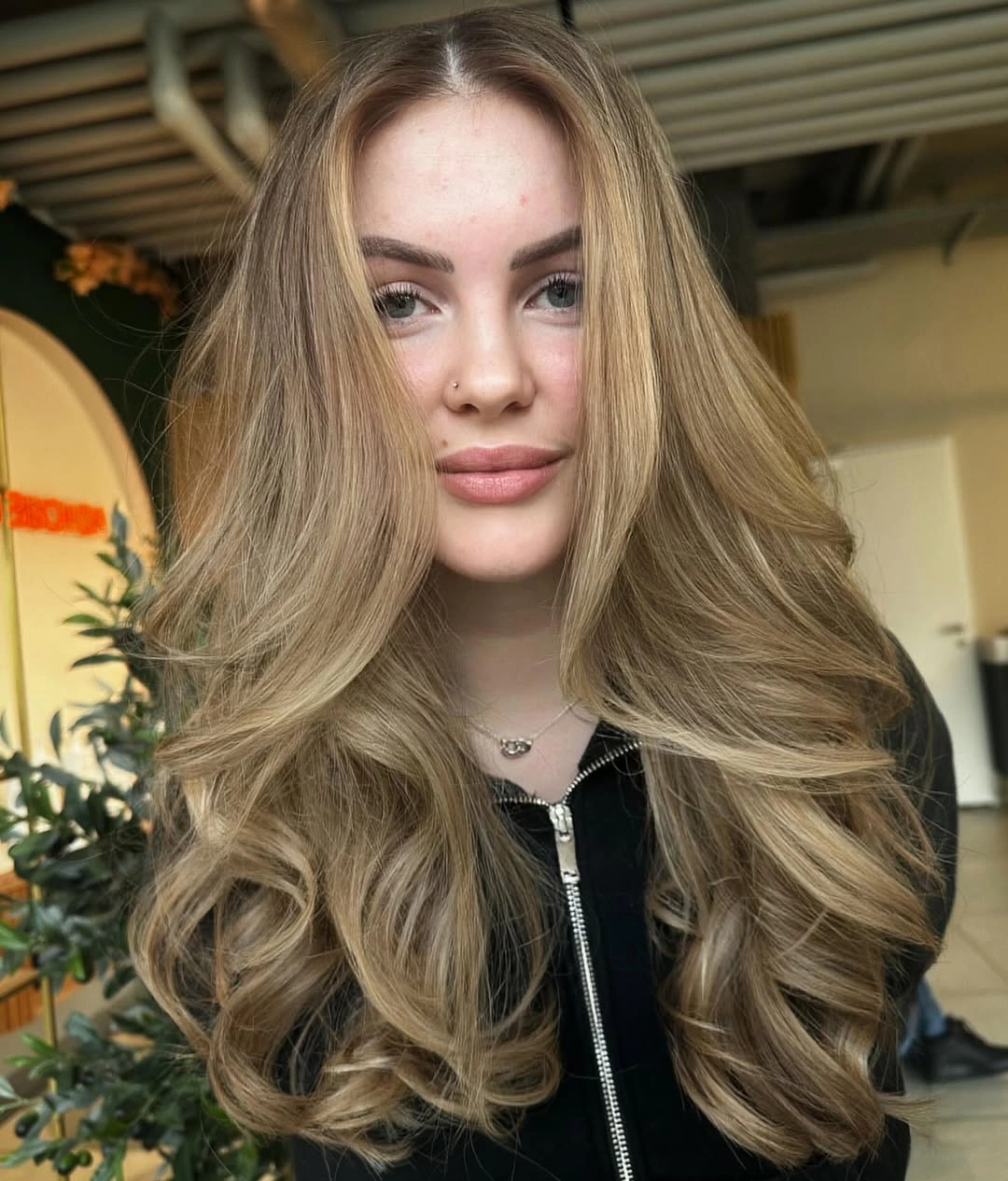 Long soft beige blonde waves with face framing layers