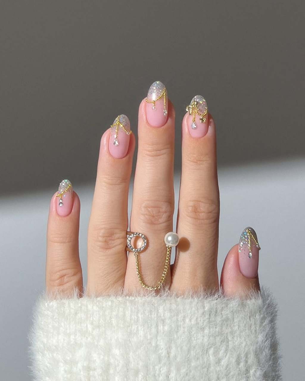 Medium Almond 3D Chains and Pearls on Sheer Pink Medium Almond 3D Chains and Pearls on Sheer Pink — 3D Nails Art Ideas