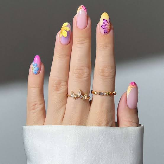 Medium Oval 3D Floral Designs with Colorful French Tips Medium Oval 3D Floral Designs with Colorful French Tips — 3D Nails Art Ideas