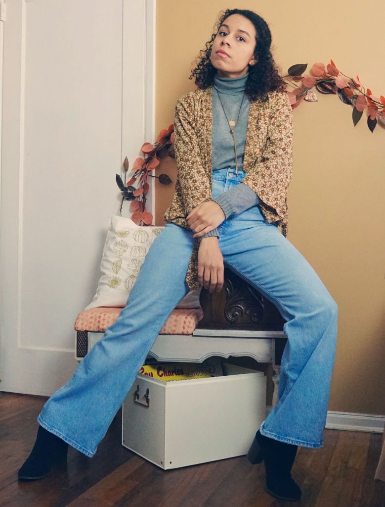 Floral Kimono Jacket With Grey Turtleneck And Flared Jeans Floral Kimono Jacket With Grey Turtleneck And Flared Jeans — 70s Style Inspiration