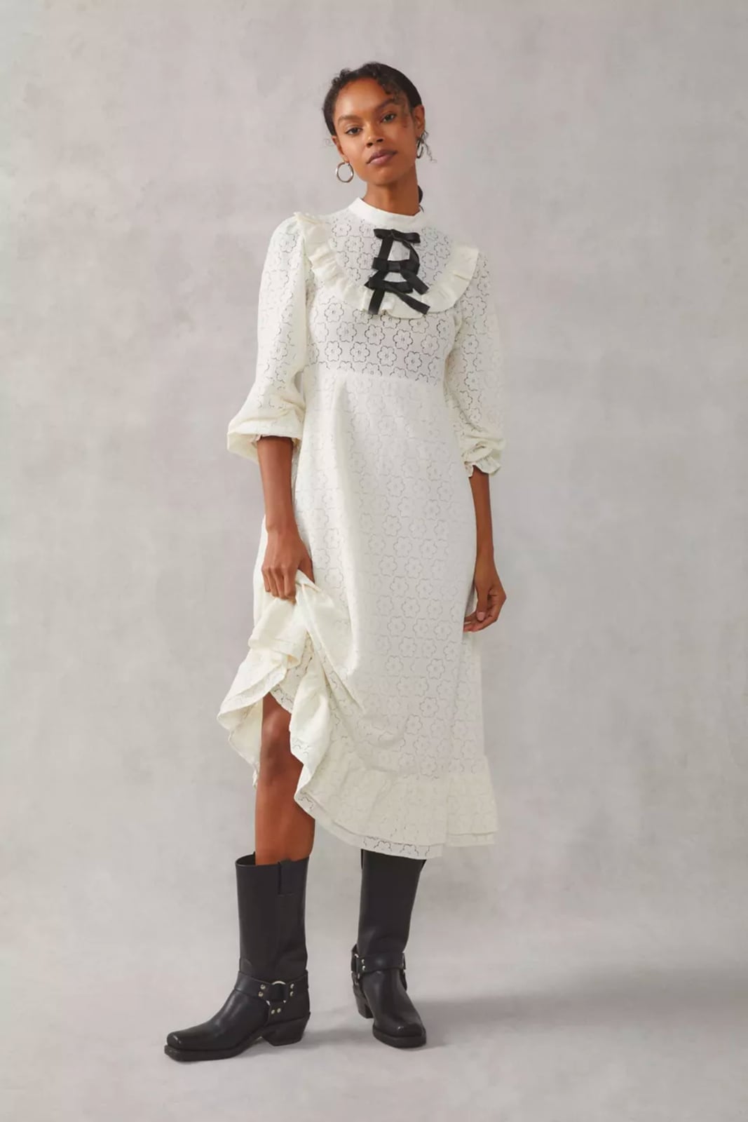 Lace A-Line Dress With Ruffled Collar And Cowboy Boots Lace A-Line Dress With Ruffled Collar And Cowboy Boots — 70s Style Inspiration