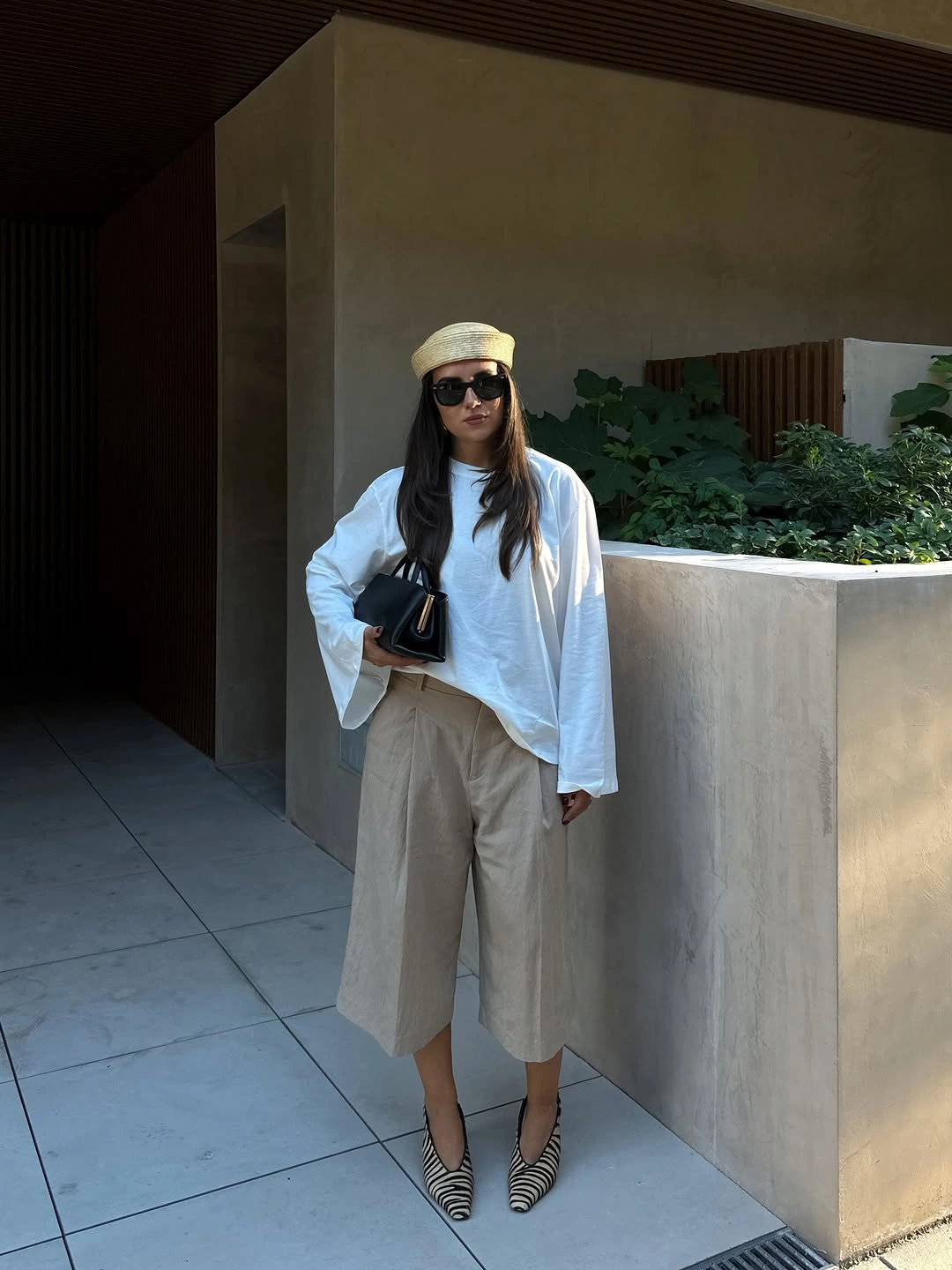 Oversized white shirt with beige shorts, yellow cap and zebra-pattern shoes