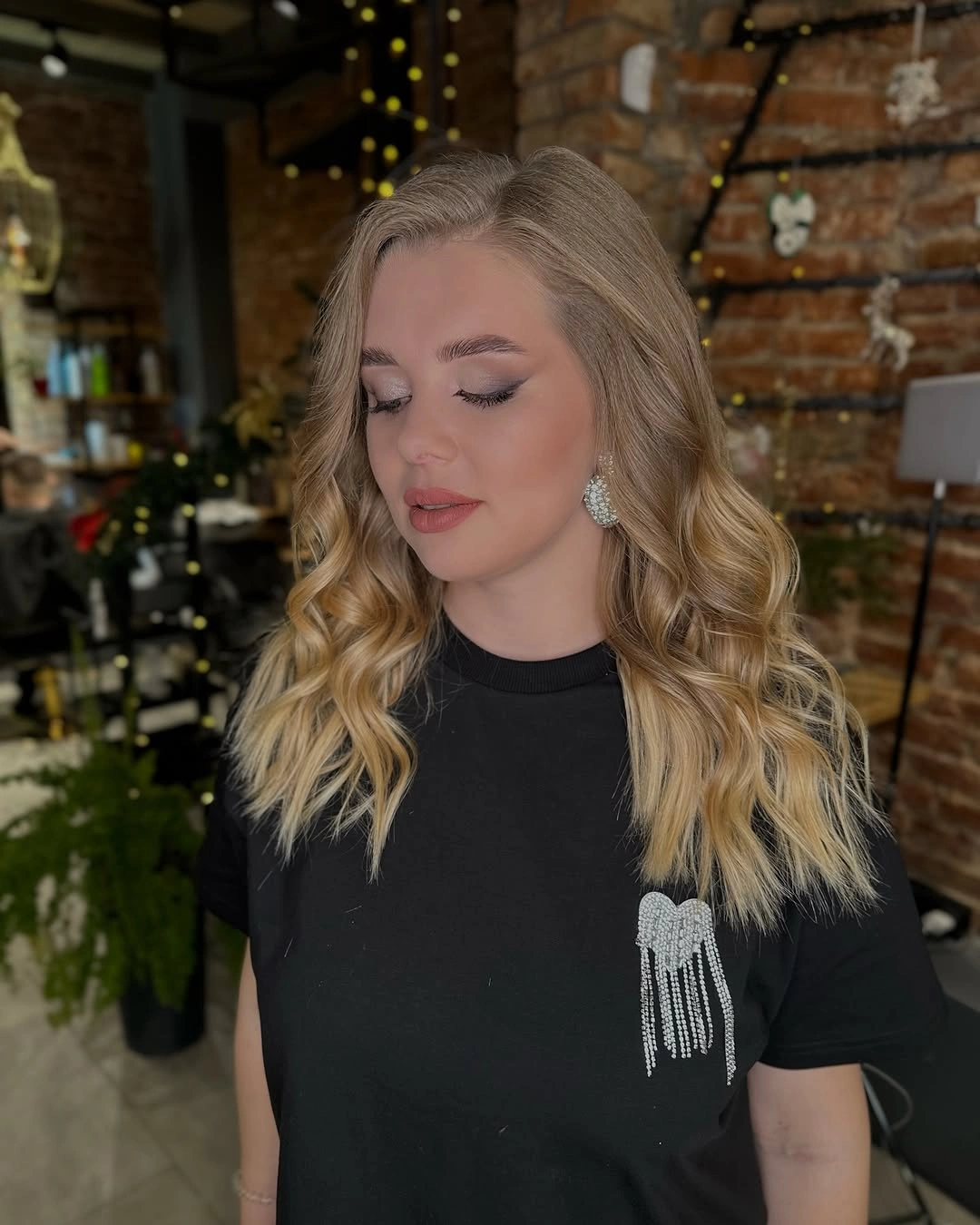 Blonde hair with smooth roots and separated curls through the lengths