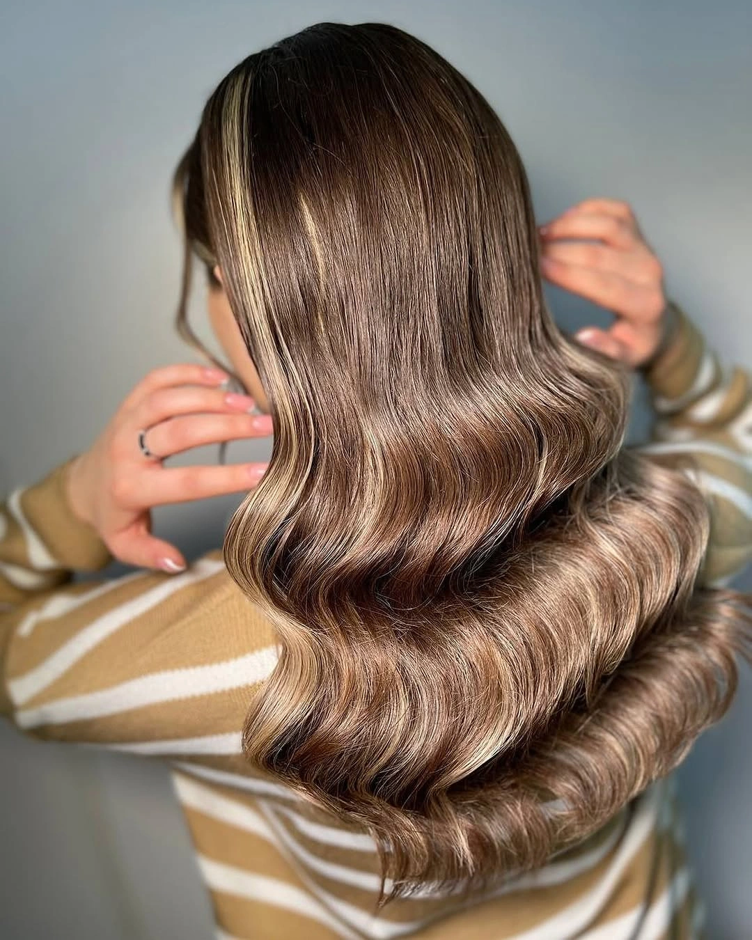 Long brunette hair with smooth crown and aligned sculpted waves