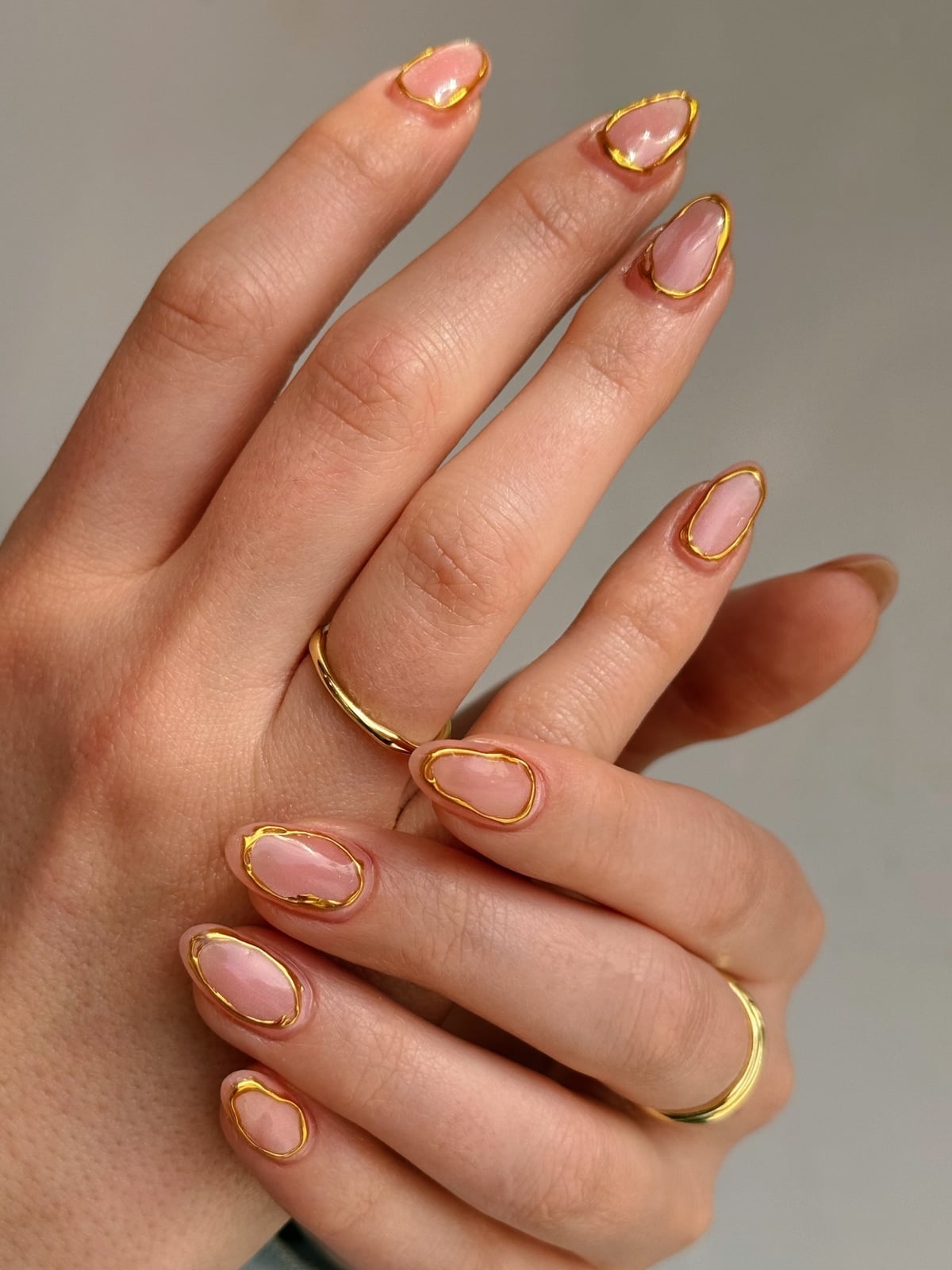 Short Almond Nude Pink Gold Outline Nails Short Almond Nude Pink Gold Outline Nails — Acrylic Nails Almond Ideas