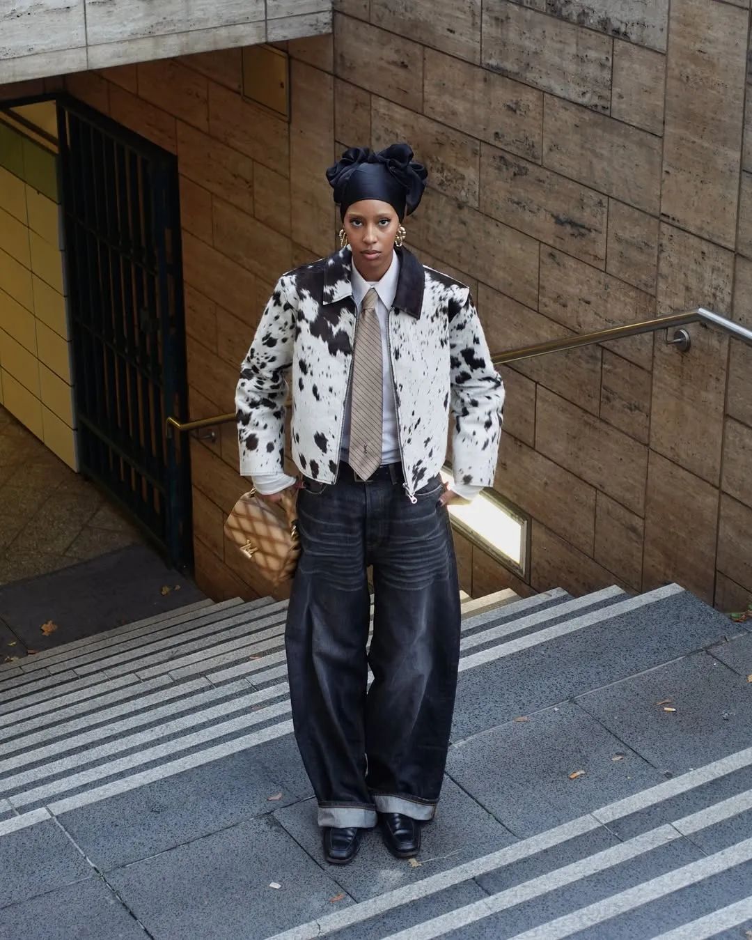 Black Barrel Jeans With Patterned Tie Black Barrel Jeans With Patterned Tie — Aesthetic Black Barrel Jeans Outfit
