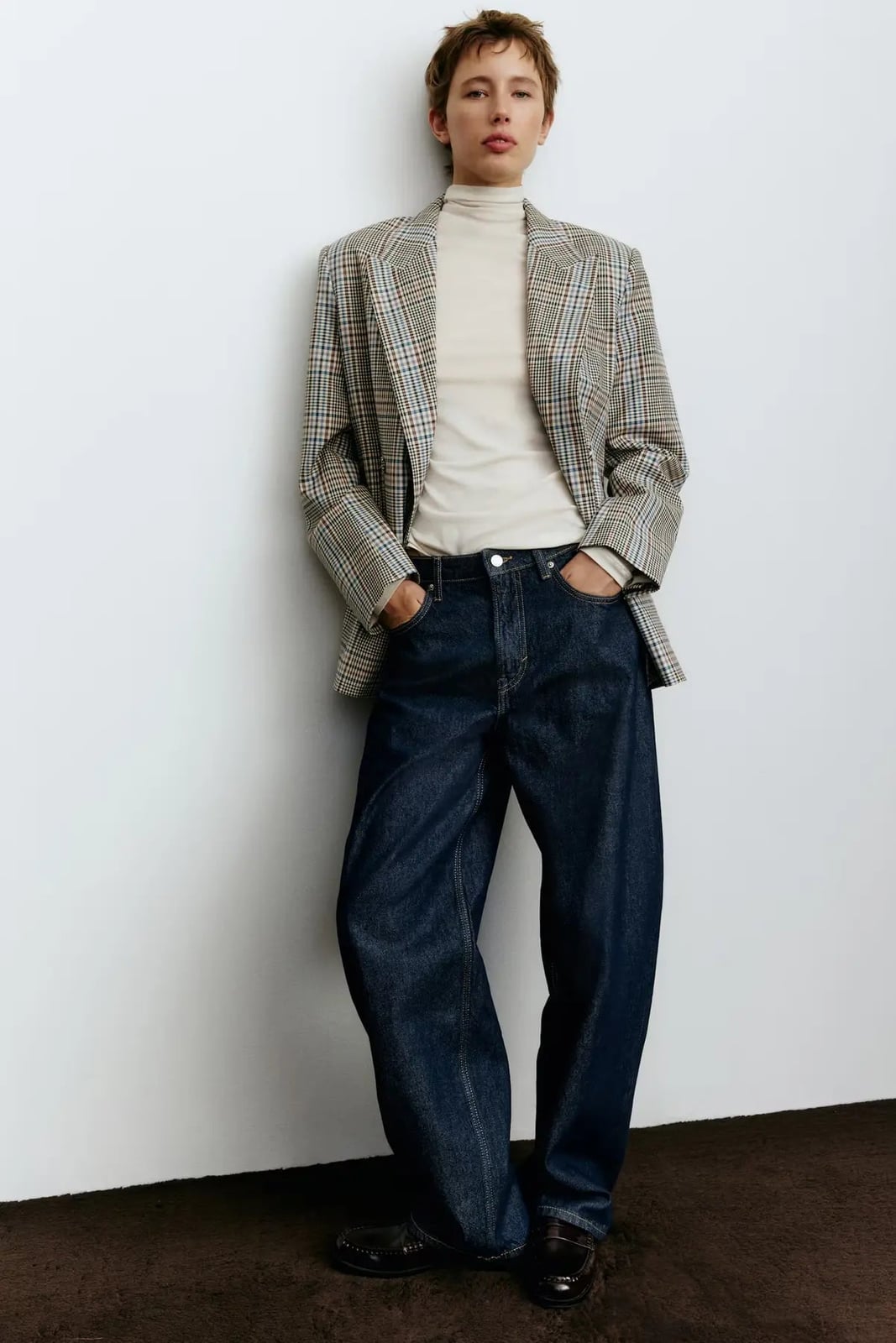 Dark Wash Barrel Jeans With Plaid Blazer Dark Wash Barrel Jeans With Plaid Blazer — Aesthetic Black Barrel Jeans Outfit