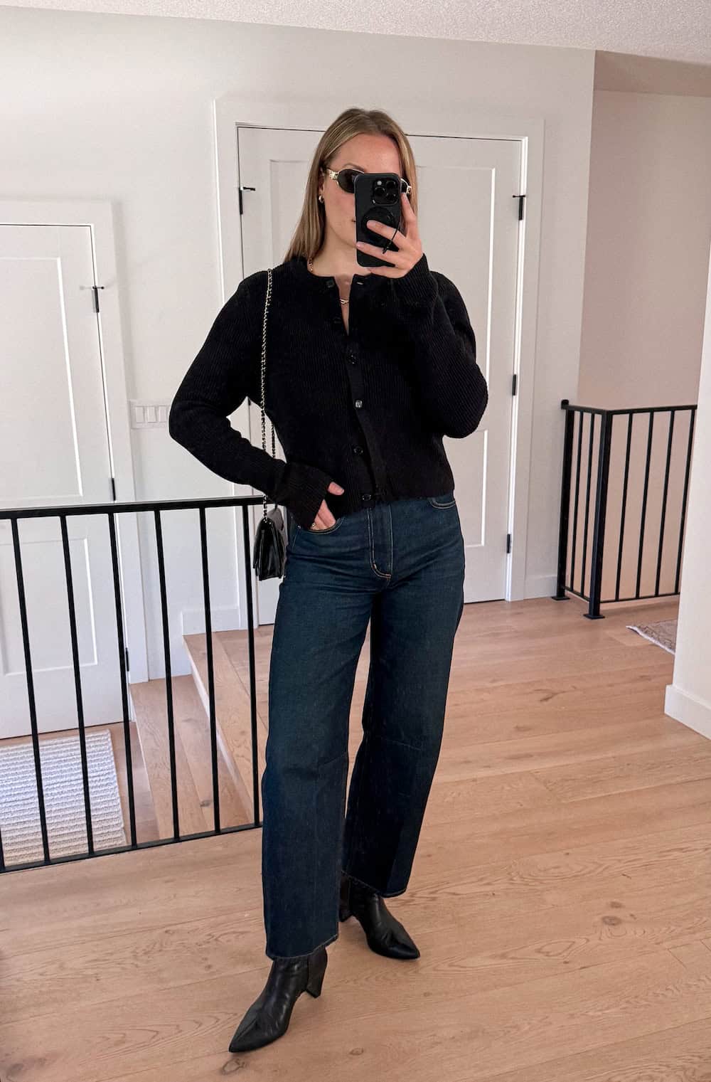Dark Wash Barrel Jeans With Black Cardigan Dark Wash Barrel Jeans With Black Cardigan — Aesthetic Black Barrel Jeans Outfit