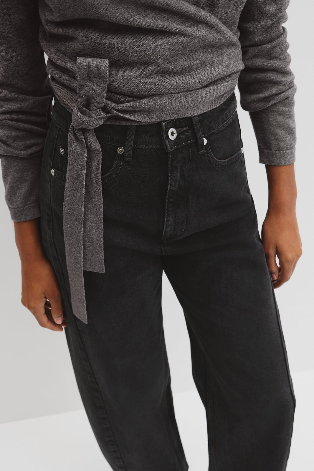 Black Barrel Jeans With Grey Wrap Top Black Barrel Jeans With Grey Wrap Top — Aesthetic Black Barrel Jeans Outfit
