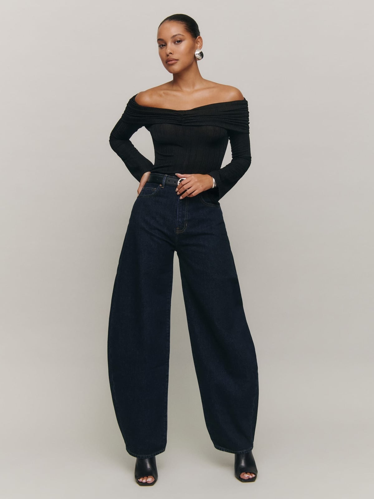 Black Barrel Jeans With Off-the-Shoulder Top Black Barrel Jeans With Off-the-Shoulder Top — Aesthetic Black Barrel Jeans Outfit