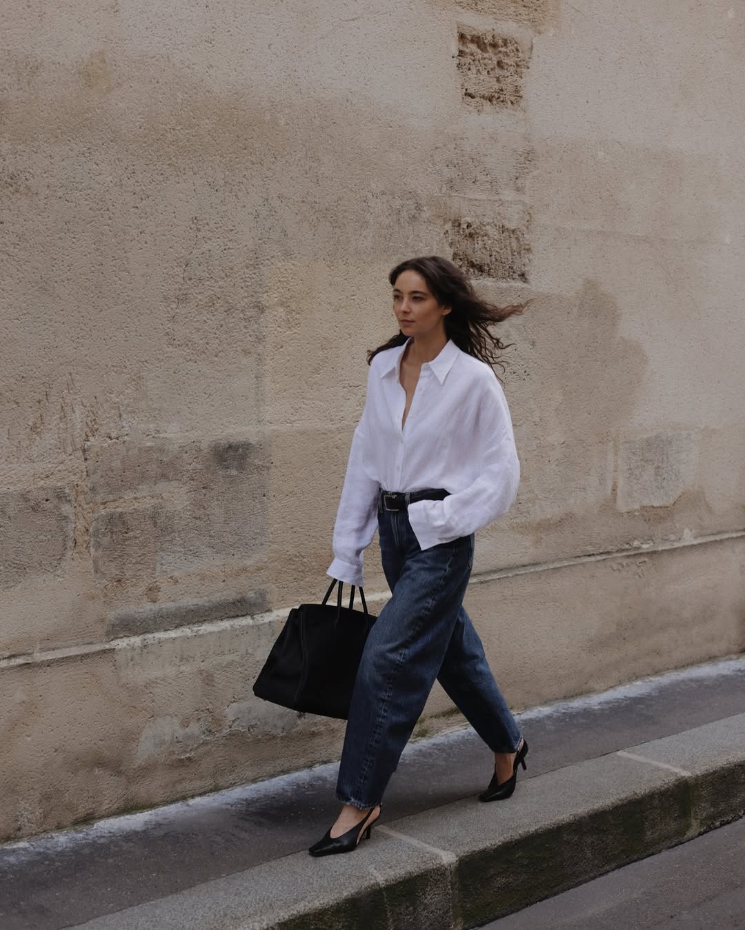 Dark Wash Barrel Jeans With White Shirt Dark Wash Barrel Jeans With White Shirt — Aesthetic Black Barrel Jeans Outfit