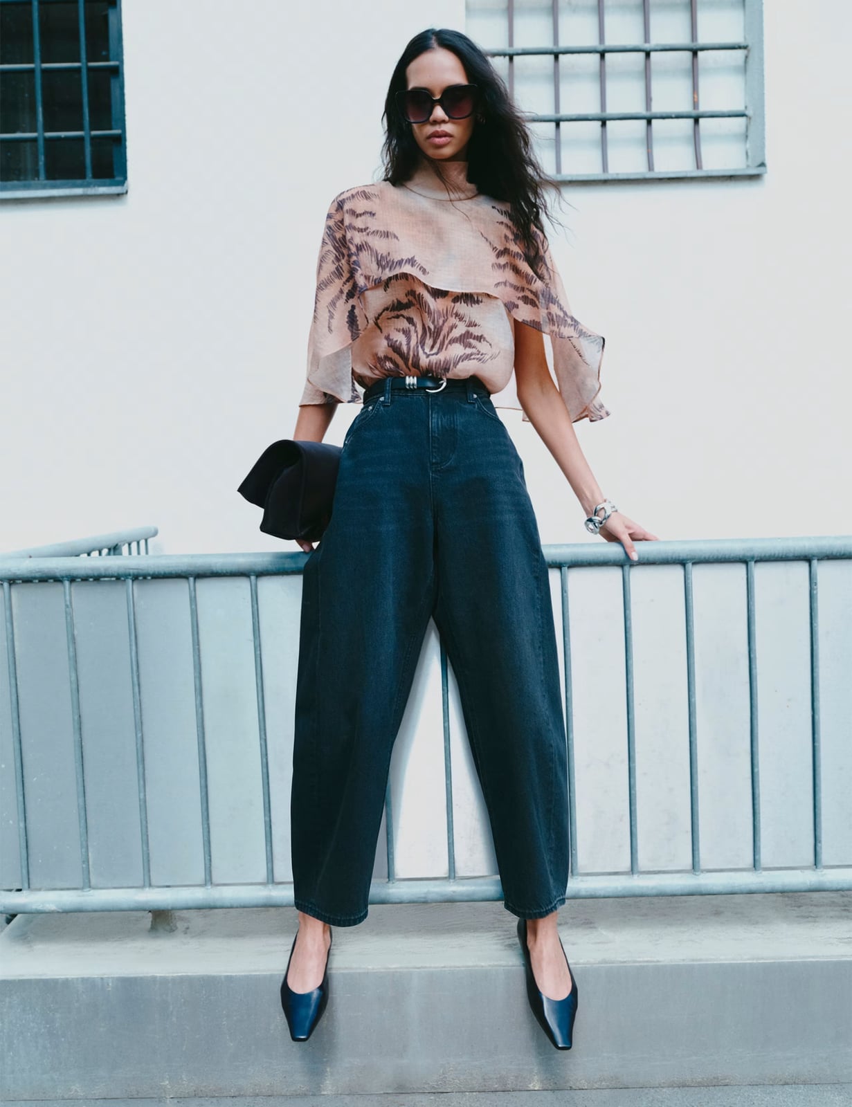 High-Waisted Barrel Jeans With Printed Blouse High-Waisted Barrel Jeans With Printed Blouse — Aesthetic Black Barrel Jeans Outfit