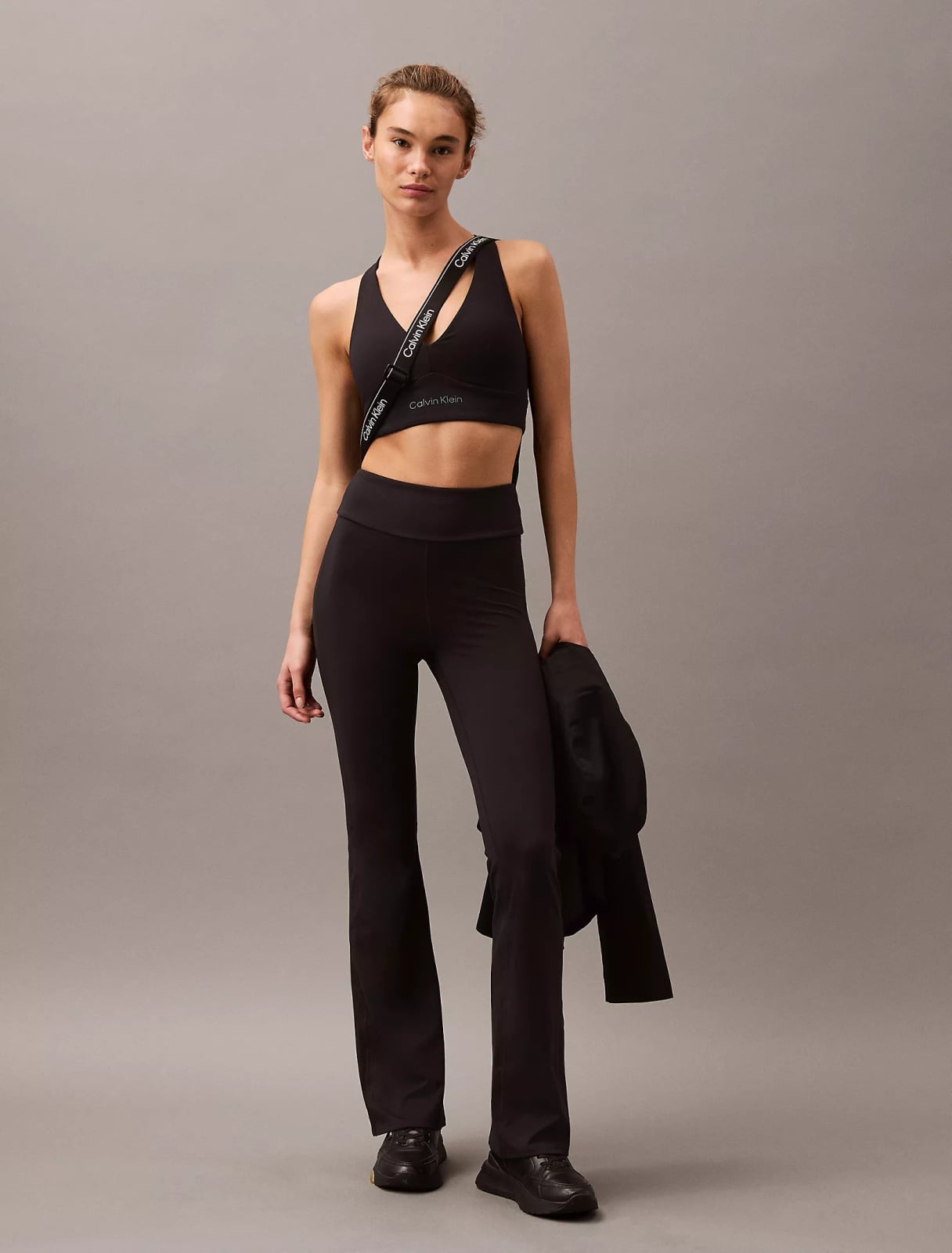 Athleisure Black Flare Leggings and Sports Bra Athleisure Black Flare Leggings and Sports Bra — Aesthetic Black Flare Leggings Outfit