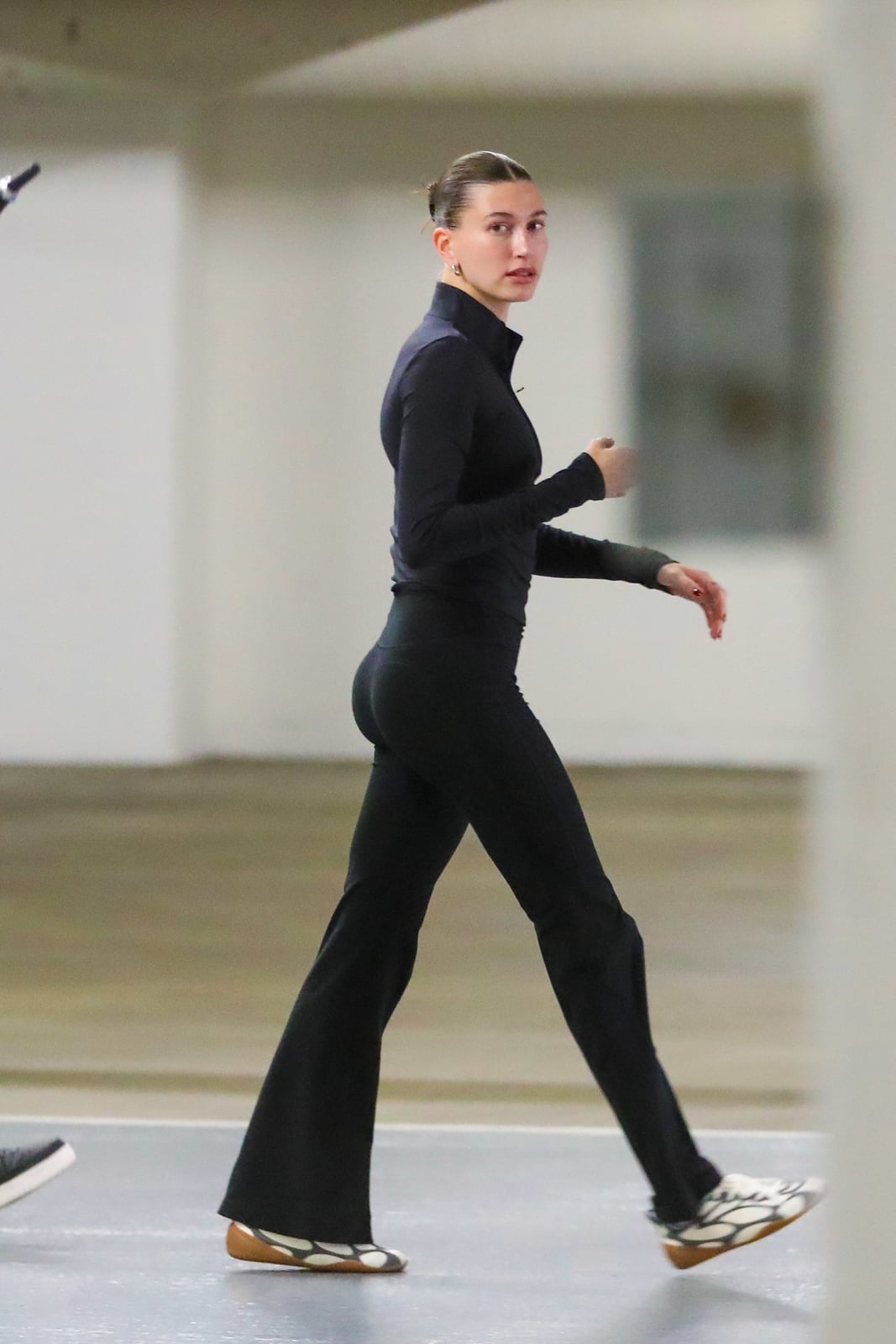 Athletic Casual Black Flare Leggings and Long-Sleeve Top Athletic Casual Black Flare Leggings and Long-Sleeve Top — Aesthetic Black Flare Leggings Outfit