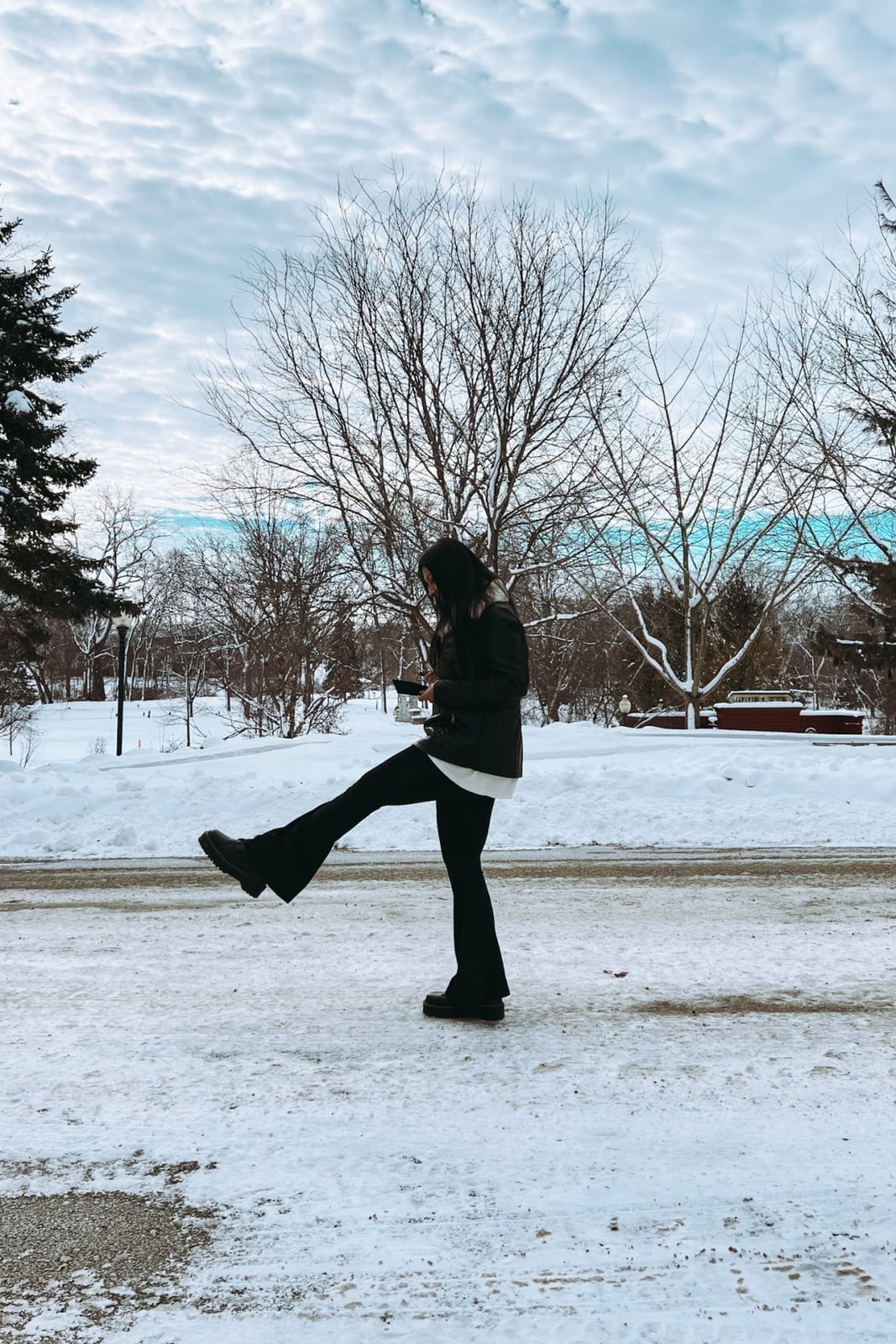 Winter Casual Black Flare Leggings with Puffer Jacket Winter Casual Black Flare Leggings with Puffer Jacket — Aesthetic Black Flare Leggings Outfit