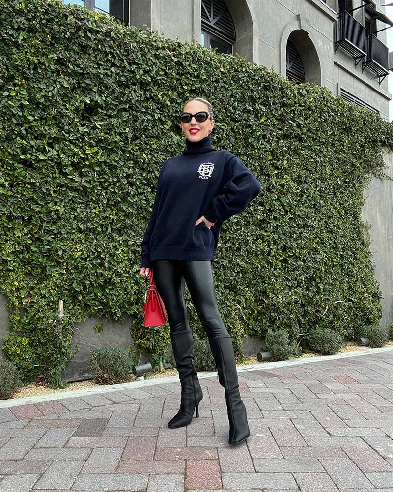 Casual Street Style With Red Handbag Casual Street Style With Red Handbag — Aesthetic Black Leggings Outfit