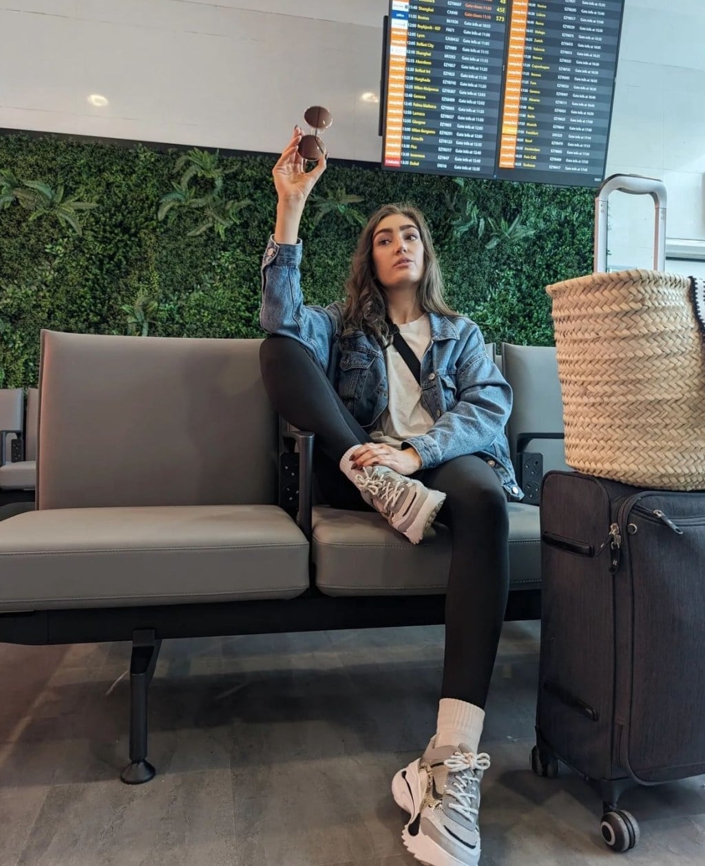 Travel Outfit With Denim Jacket and Leggings and White T-Shirt Travel Outfit With Denim Jacket and Leggings and White T-Shirt — Aesthetic Black Leggings Outfit