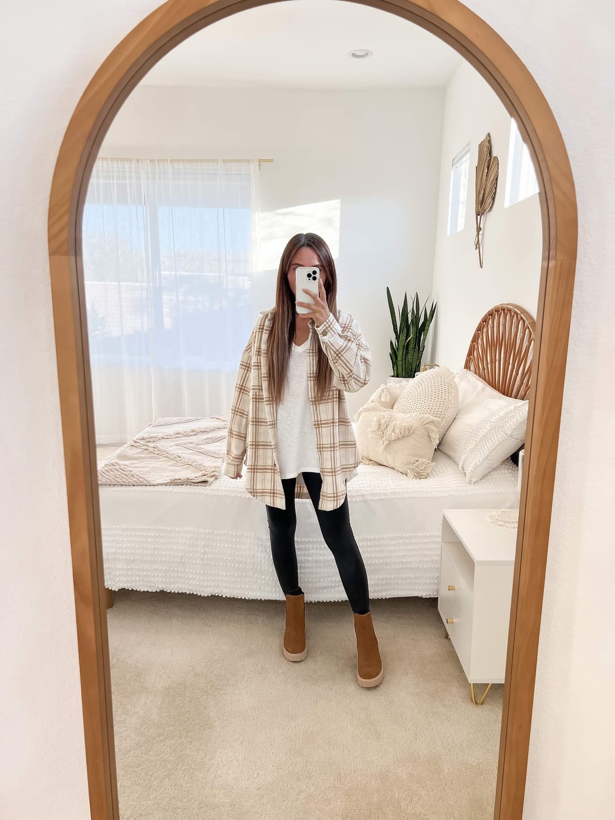 Casual Plaid Shirt With Black Leggings and Brown Ankle Boots Casual Plaid Shirt With Black Leggings and Brown Ankle Boots — Aesthetic Black Leggings Outfit