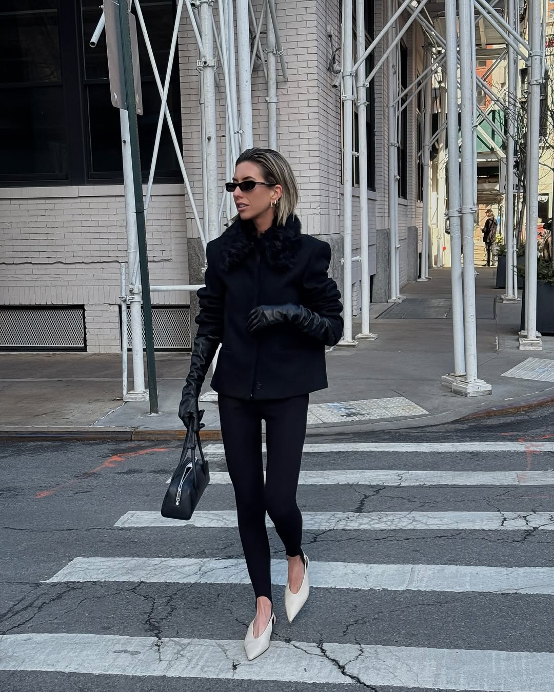 Street Style With Stirrup Leggings and Fur Collar Street Style With Stirrup Leggings and Fur Collar — Aesthetic Black Leggings Outfit