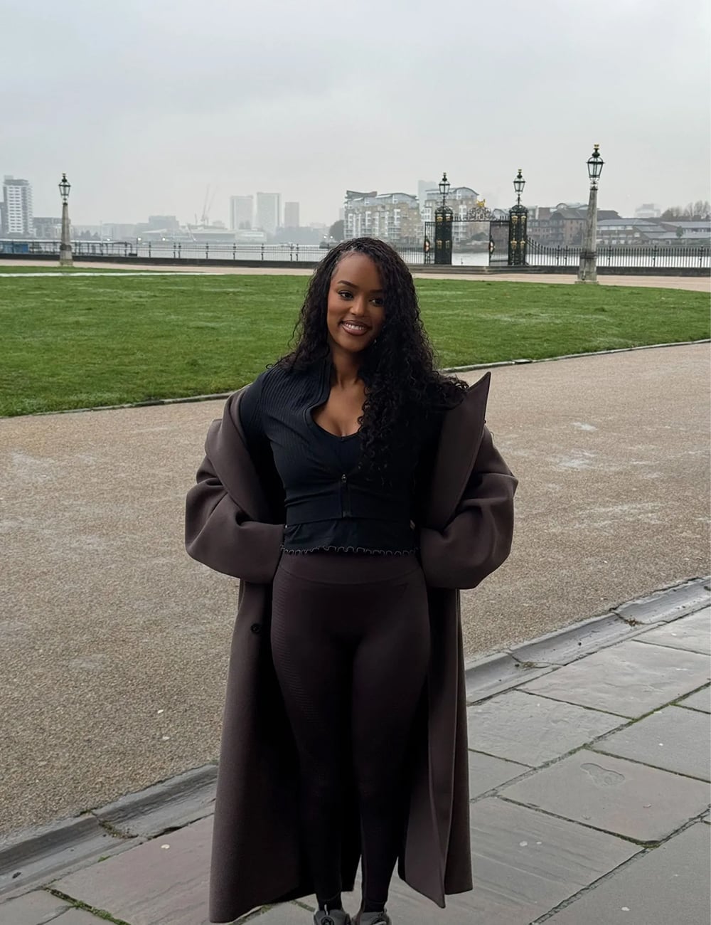 Casual Layers With Black Leggings and Brown Coat Casual Layers With Black Leggings and Brown Coat — Aesthetic Black Leggings Outfit