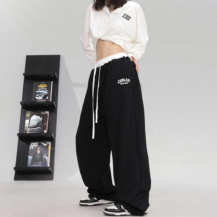 Baggy Sweatpants With Cropped Long-Sleeve Top — Aesthetic Black Sweatpants Outfit