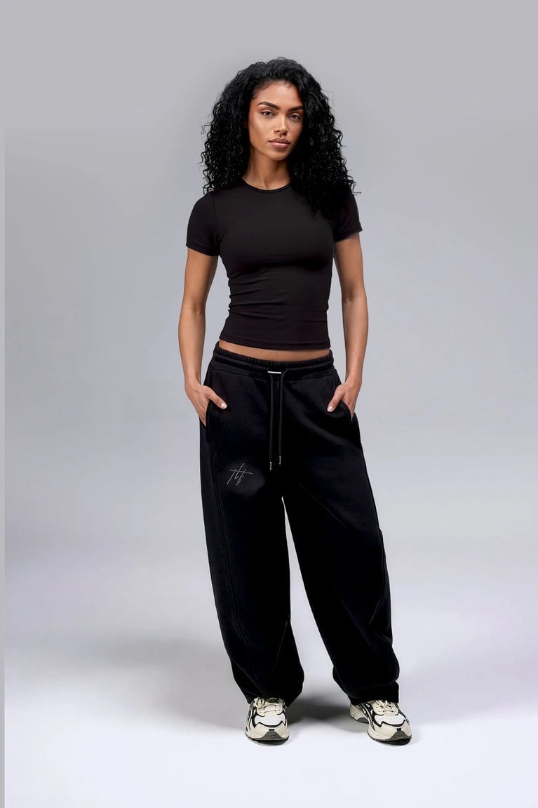 Wide-Leg Sweatpants With Cropped T-Shirt — Aesthetic Black Sweatpants Outfit