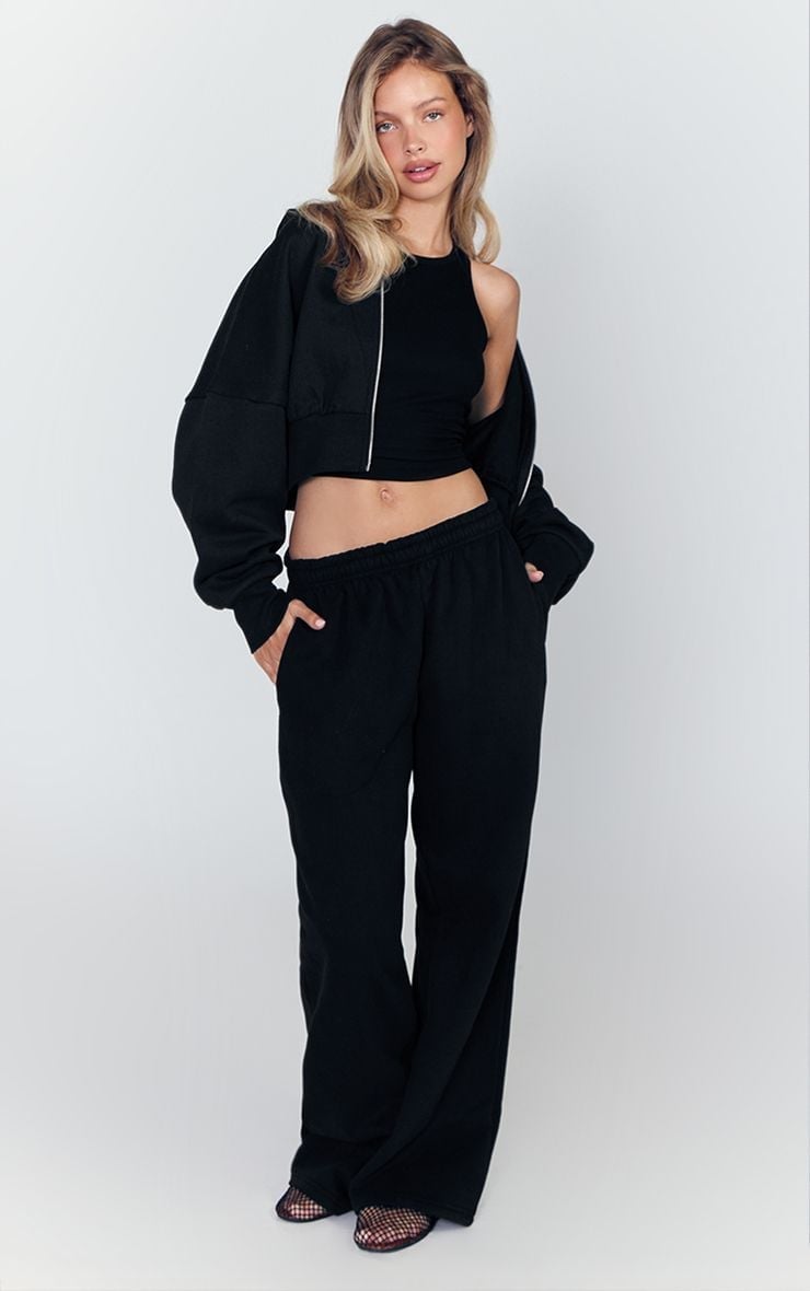 Cropped Zip-Up Jacket With Wide-Leg Sweatpants — Aesthetic Black Sweatpants Outfit