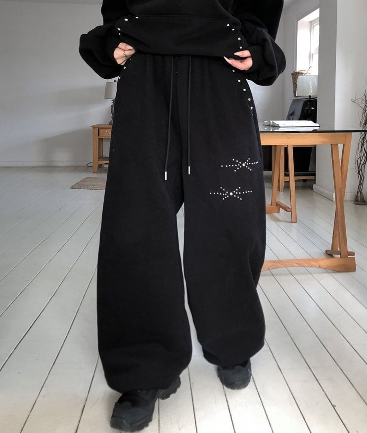 Studded Sweatpants With Oversized Hoodie — Aesthetic Black Sweatpants Outfit