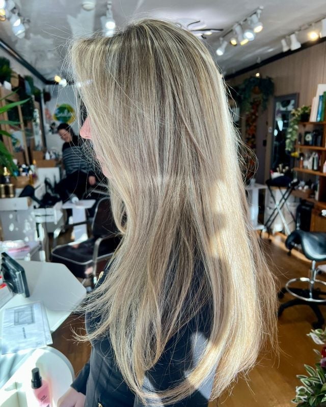Collarbone Ash Blonde Balayage With Face-Framing Collarbone Ash Blonde Balayage With Face-Framing — Aesthetic Blonde Hair