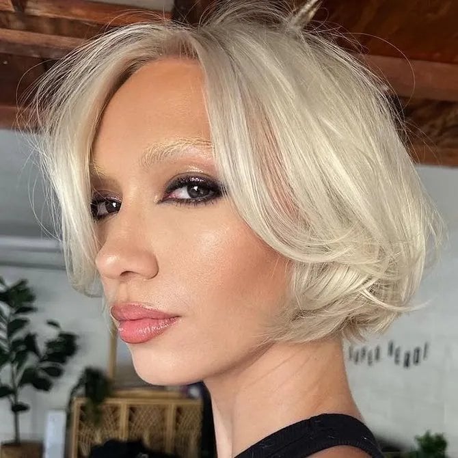 Chin-Length Platinum Blonde Bob With Curtain Bangs Chin-Length Platinum Blonde Bob With Curtain Bangs — Aesthetic Blonde Hair
