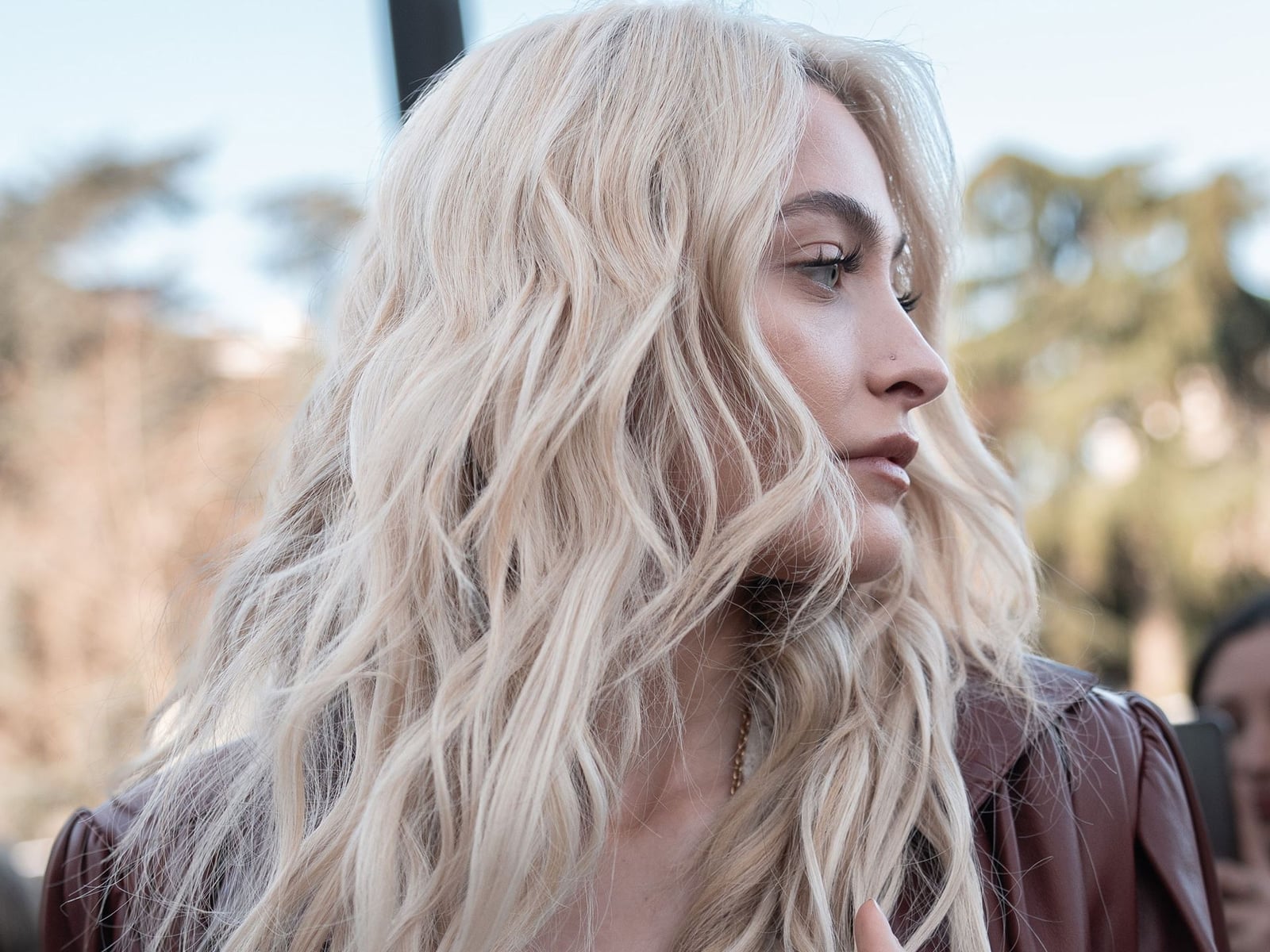 Collarbone Platinum Blonde With Ash Tones and Curtain Bangs Collarbone Platinum Blonde With Ash Tones and Curtain Bangs — Aesthetic Blonde Hair
