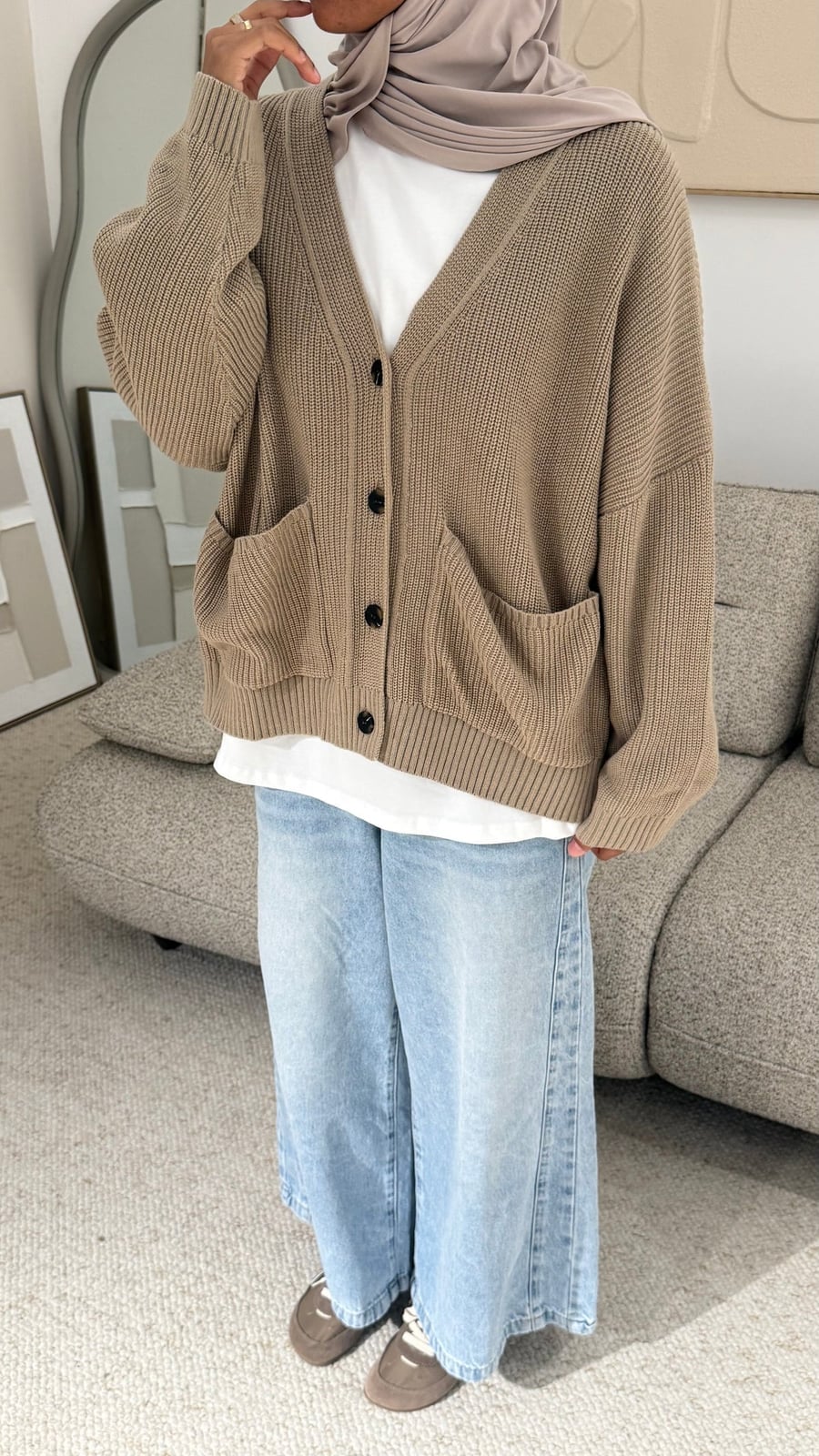 Oversized Brown Cardigan with Light Blue Wide Leg Jeans Oversized Brown Cardigan with Light Blue Wide Leg Jeans — Aesthetic Brown Cardigan Outfit